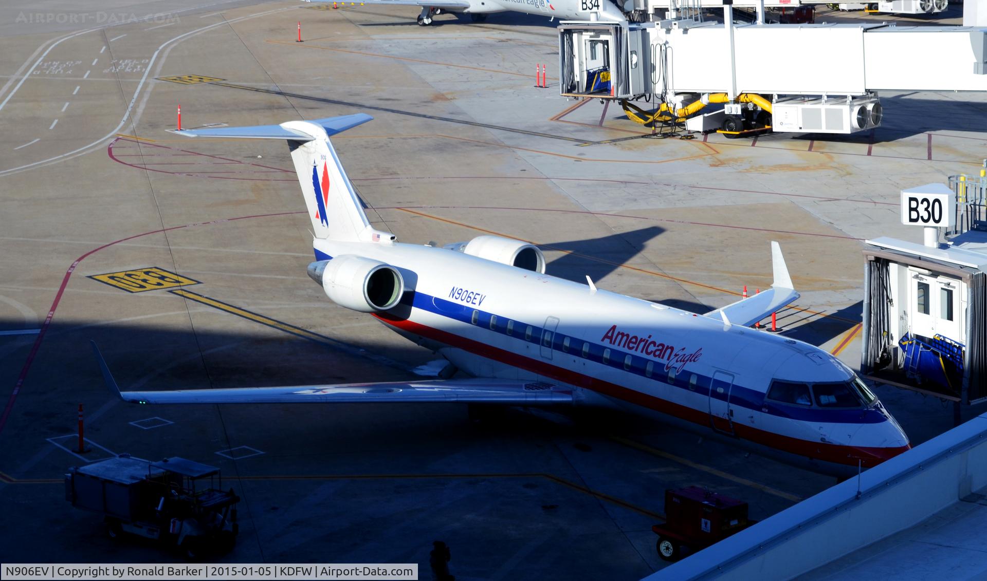 N906EV, 2002 Bombardier CRJ-200ER (CL-600-2B19) C/N 7642, Gate B30 DFW
