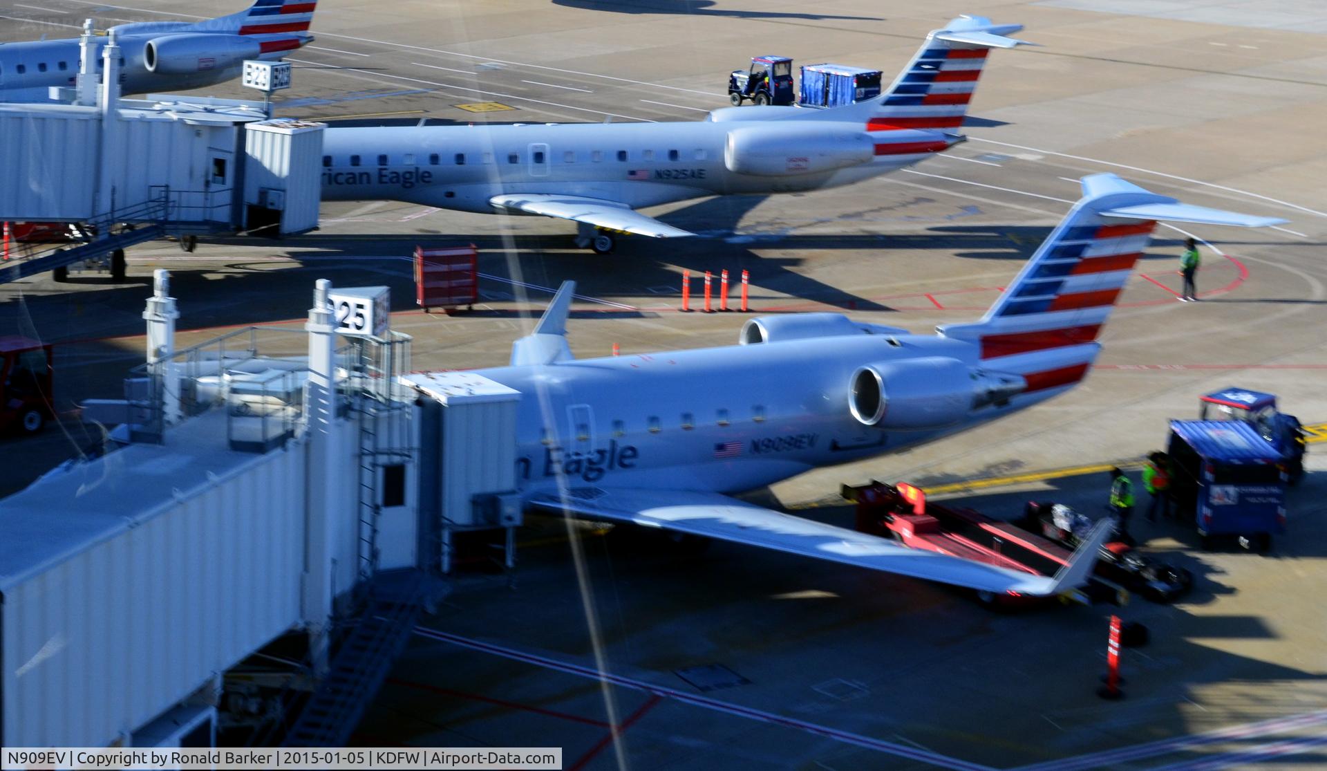 N909EV, 2002 Bombardier CRJ-200ER (CL-600-2B19) C/N 7658, Gate B25  DFW