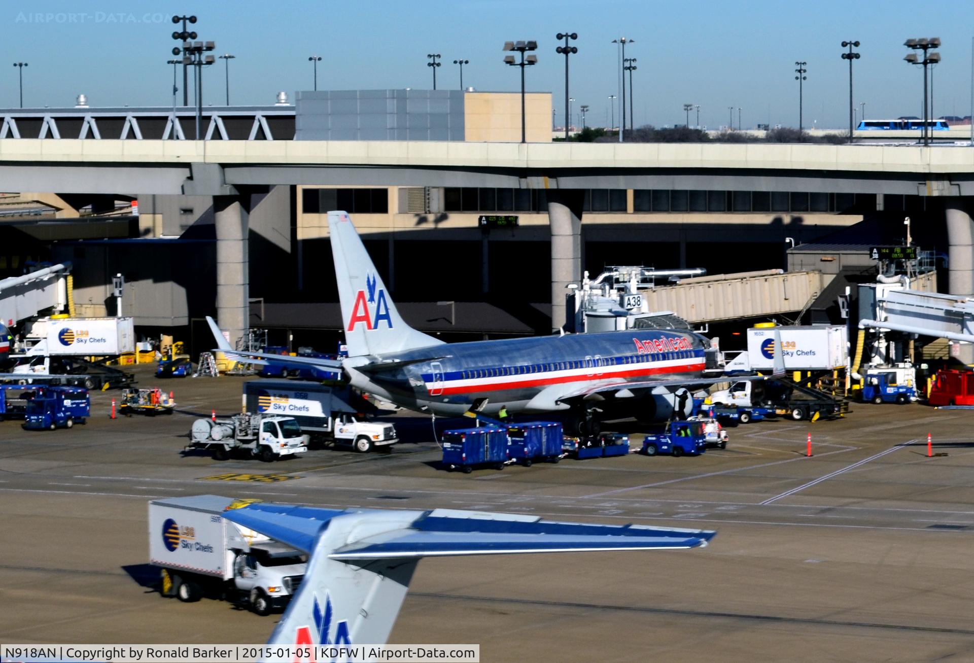 N918AN, 1999 Boeing 737-823 C/N 29519, Gate A38 DFW