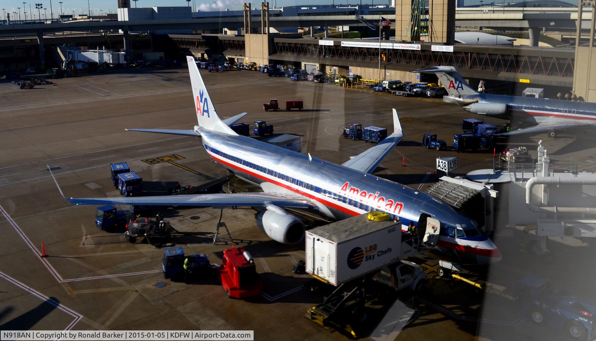 N918AN, 1999 Boeing 737-823 C/N 29519, Gate A38 DFW