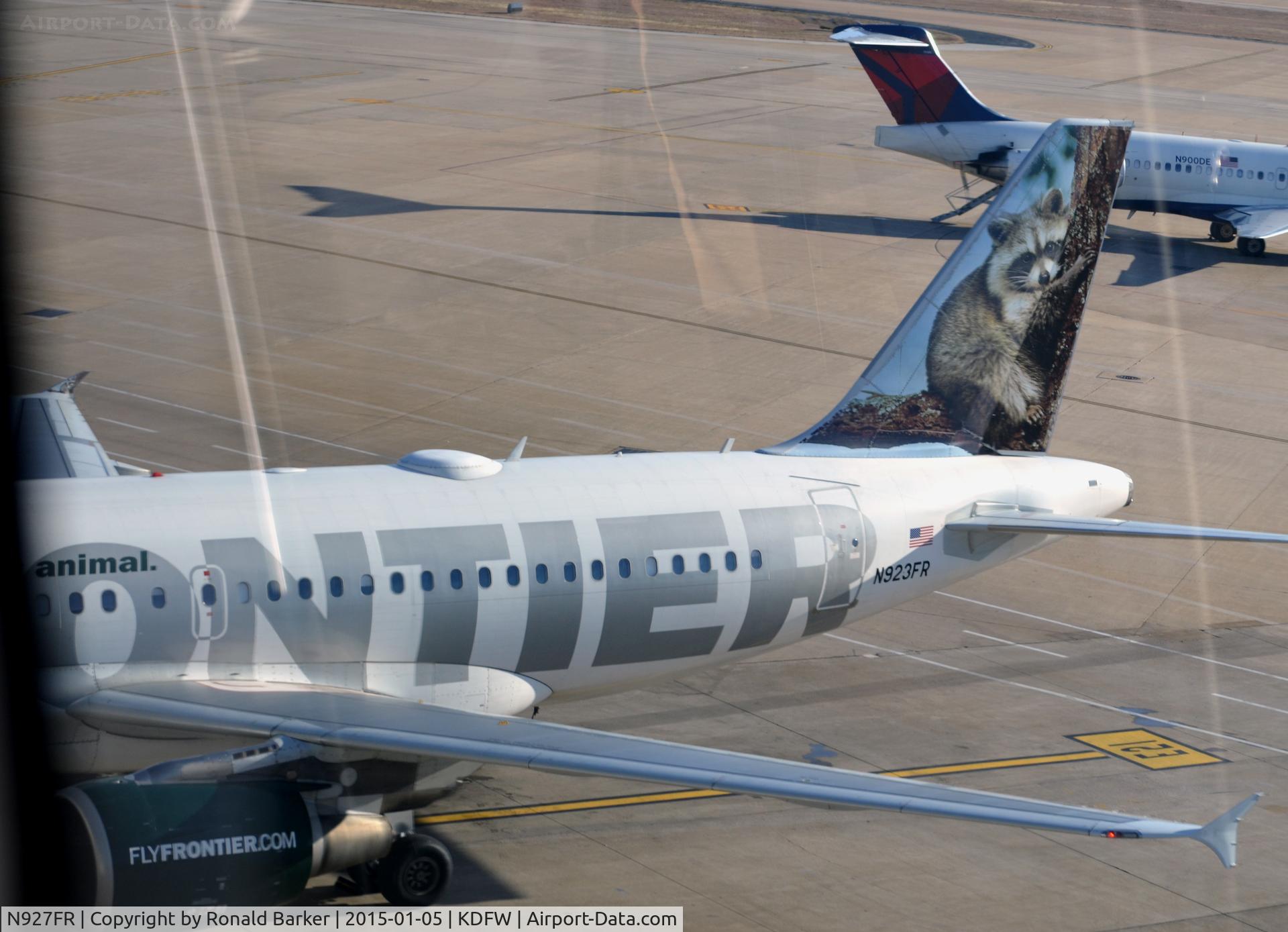 N927FR, 2004 Airbus A319-111 C/N 2209, Gate E21 DFW