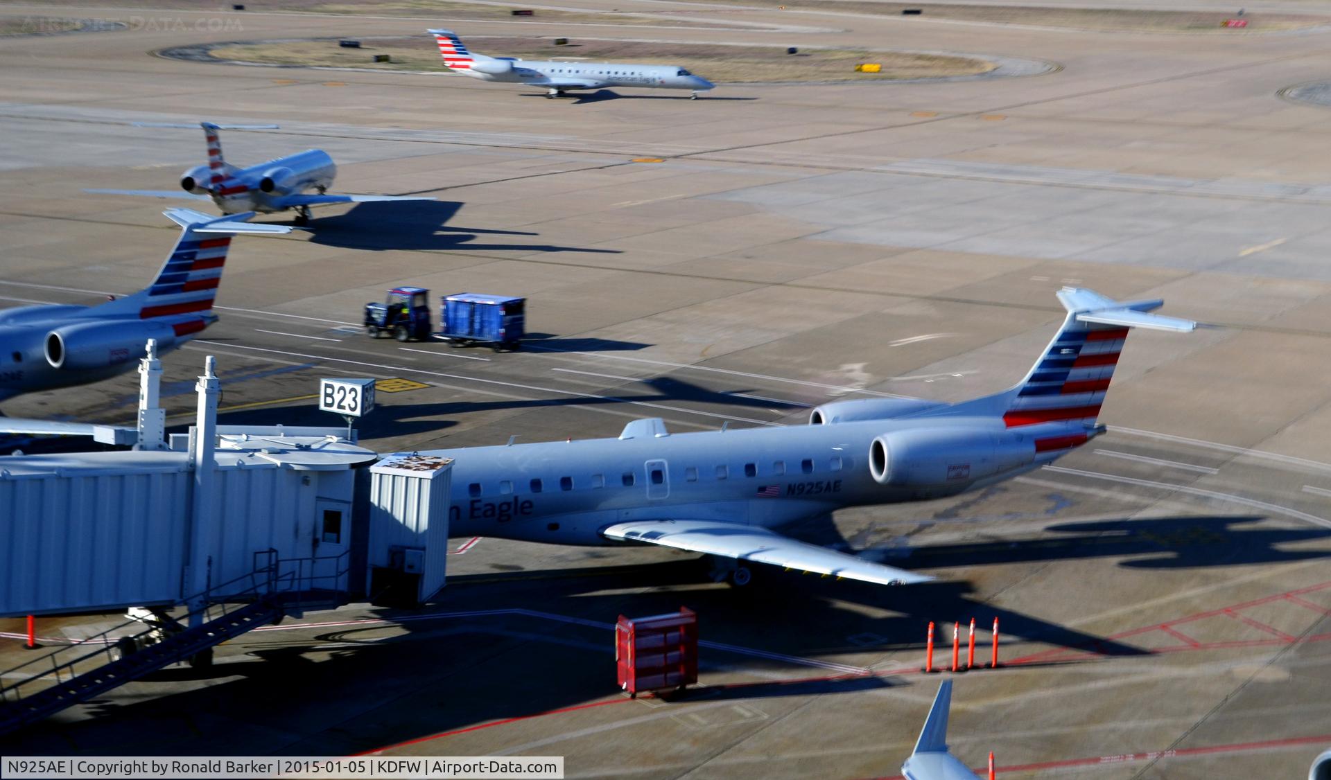 N925AE, 2005 Embraer ERJ-145LR (EMB-145LR) C/N 14500908, Gate B23 DFW