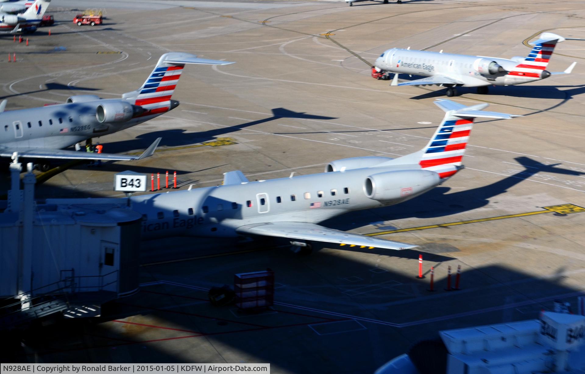 N928AE, 2005 Embraer Embraer EMB-145LR C/N 14500911, Gate E43 DFW