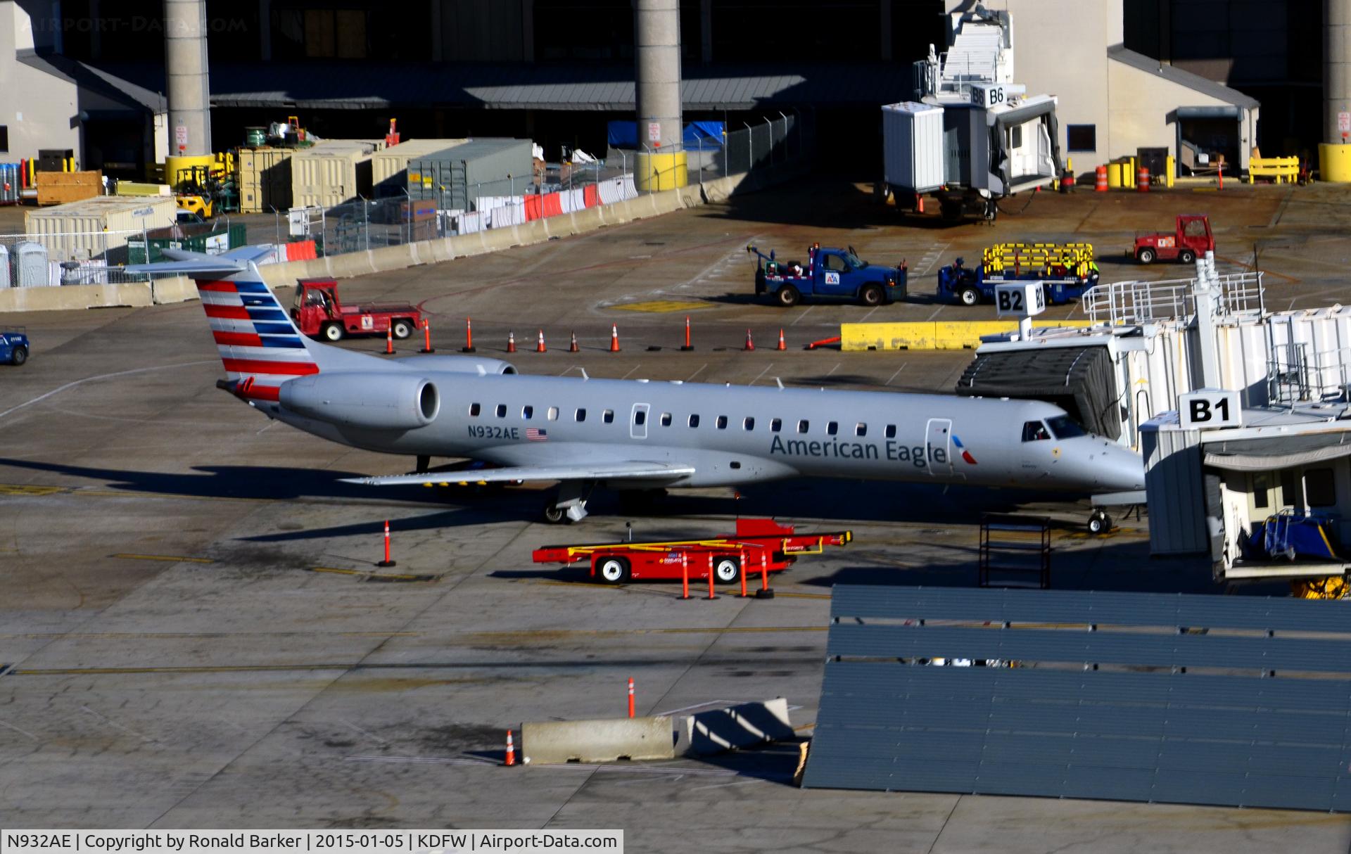 N932AE, 2005 Embraer ERJ-145LR (EMB-145LR) C/N 14500915, Gate B2 DFW
