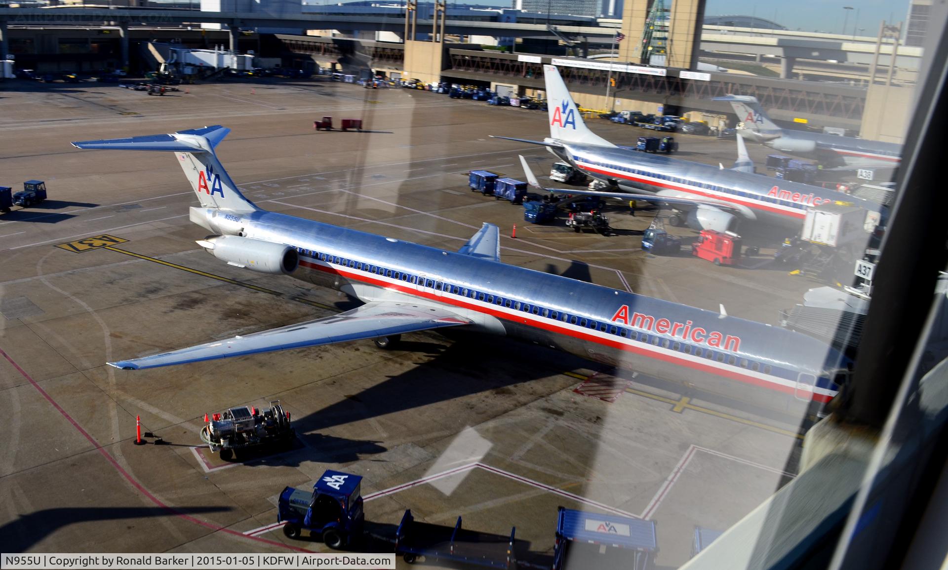 N955U, 1987 McDonnell Douglas MD-82 (DC-9-82) C/N 49427, Gate A37 DFW