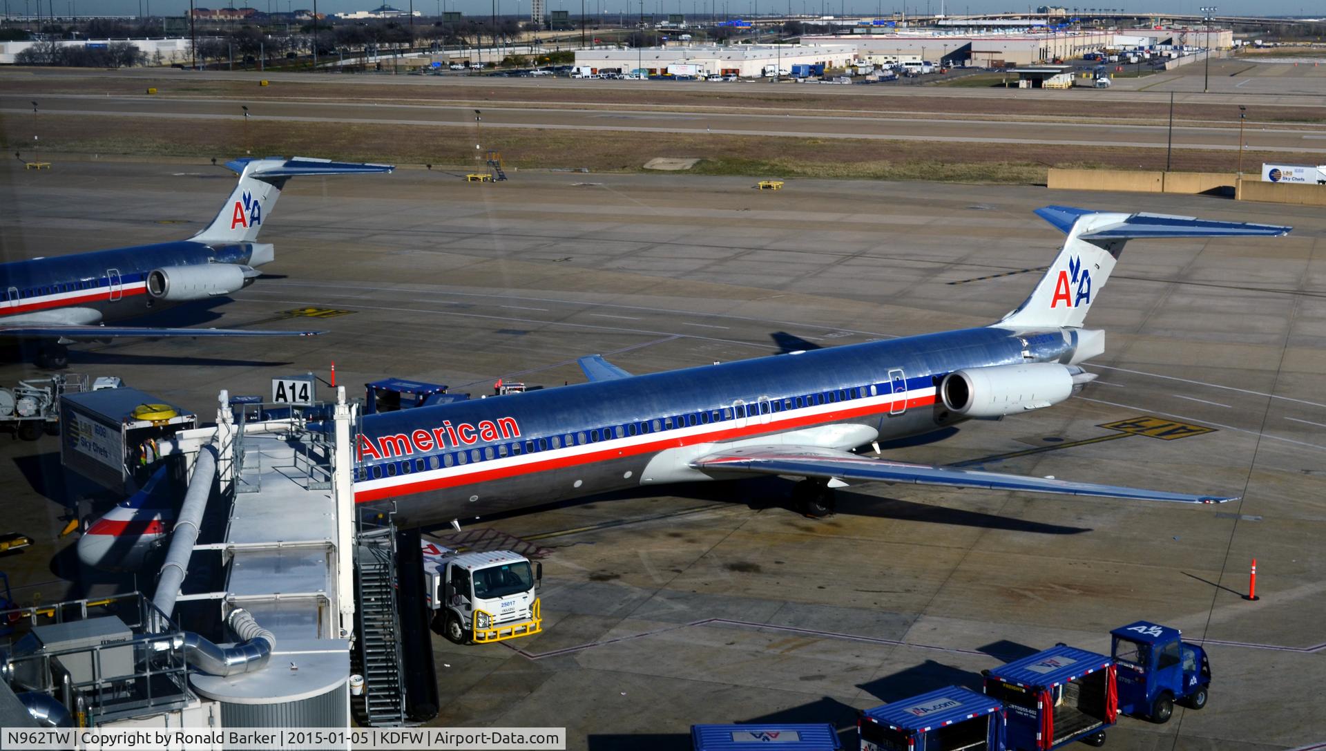 N962TW, 1999 McDonnell Douglas MD-83 (DC-9-83) C/N 53612, Gate A14 DFW