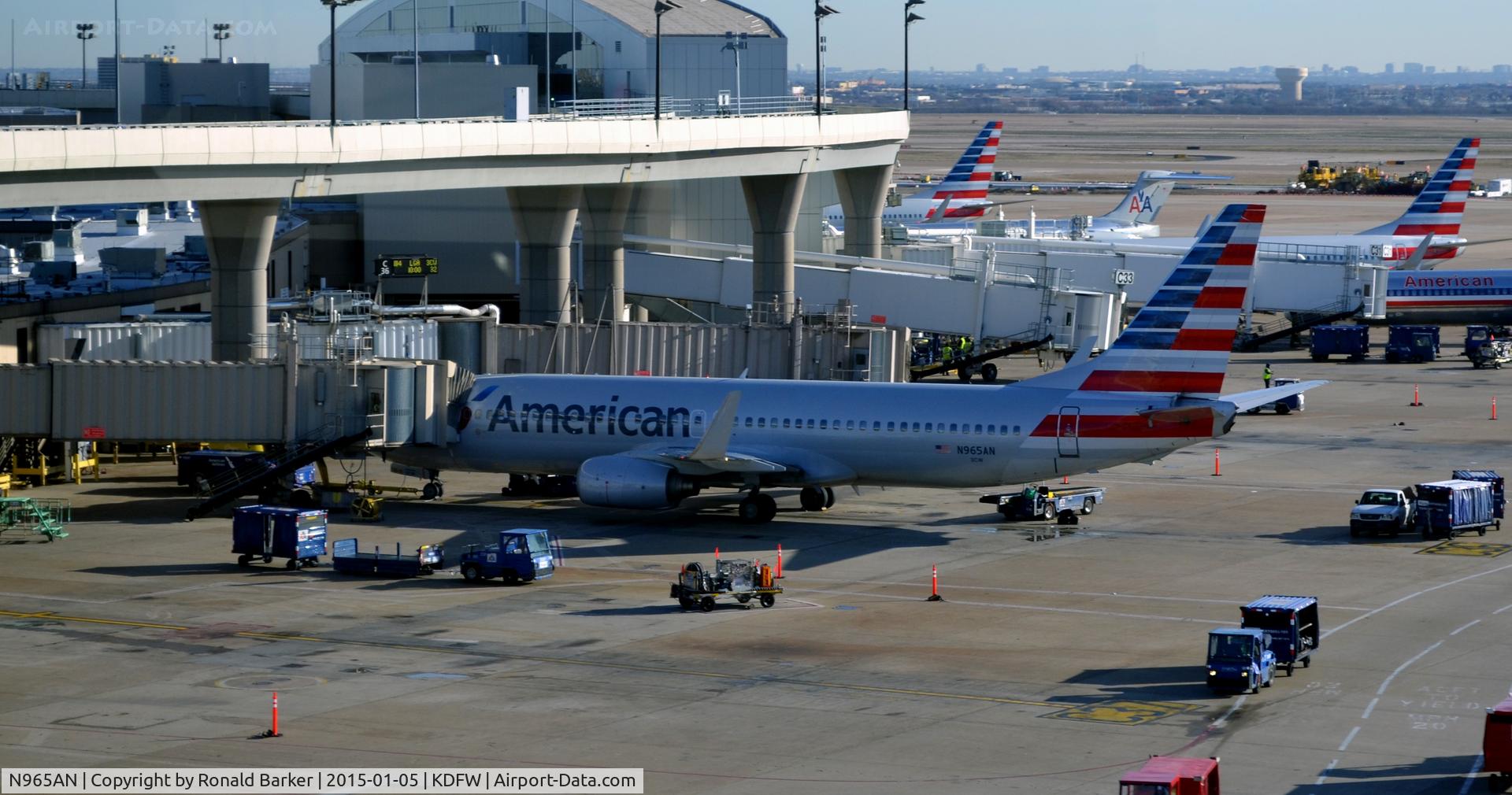 N965AN, 2001 Boeing 737-823 C/N 29544, Gate C36 DFW