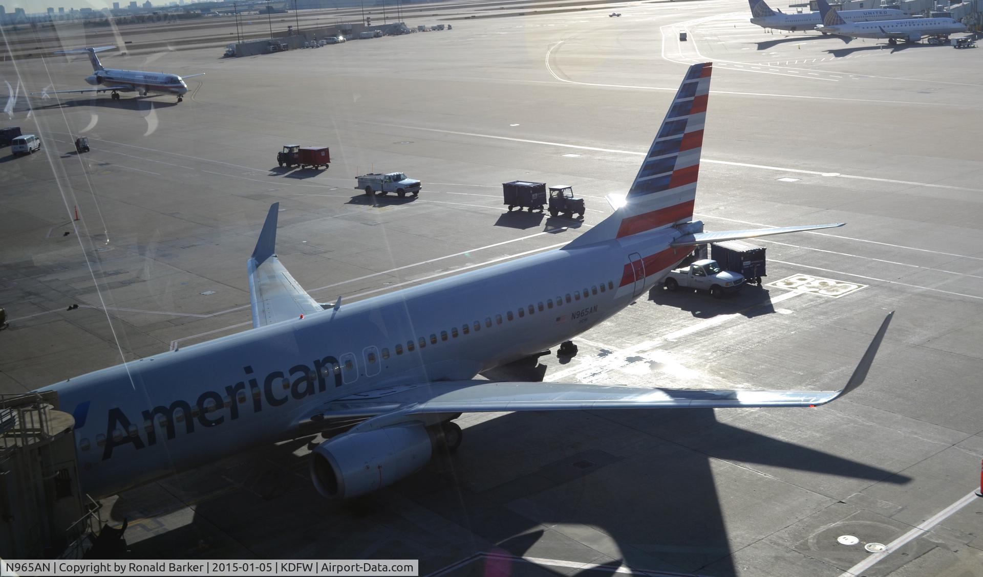 N965AN, 2001 Boeing 737-823 C/N 29544, Gate C36 DFW