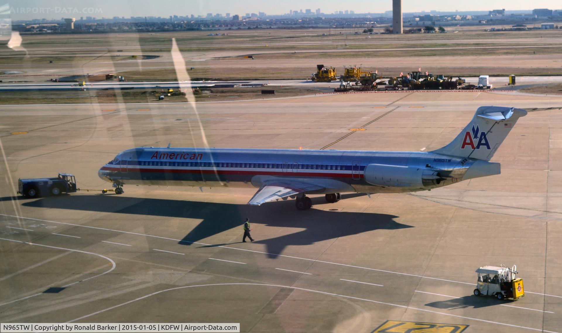 N965TW, 1999 McDonnell Douglas MD-83 (DC-9-83) C/N 53615, Pushback DFW