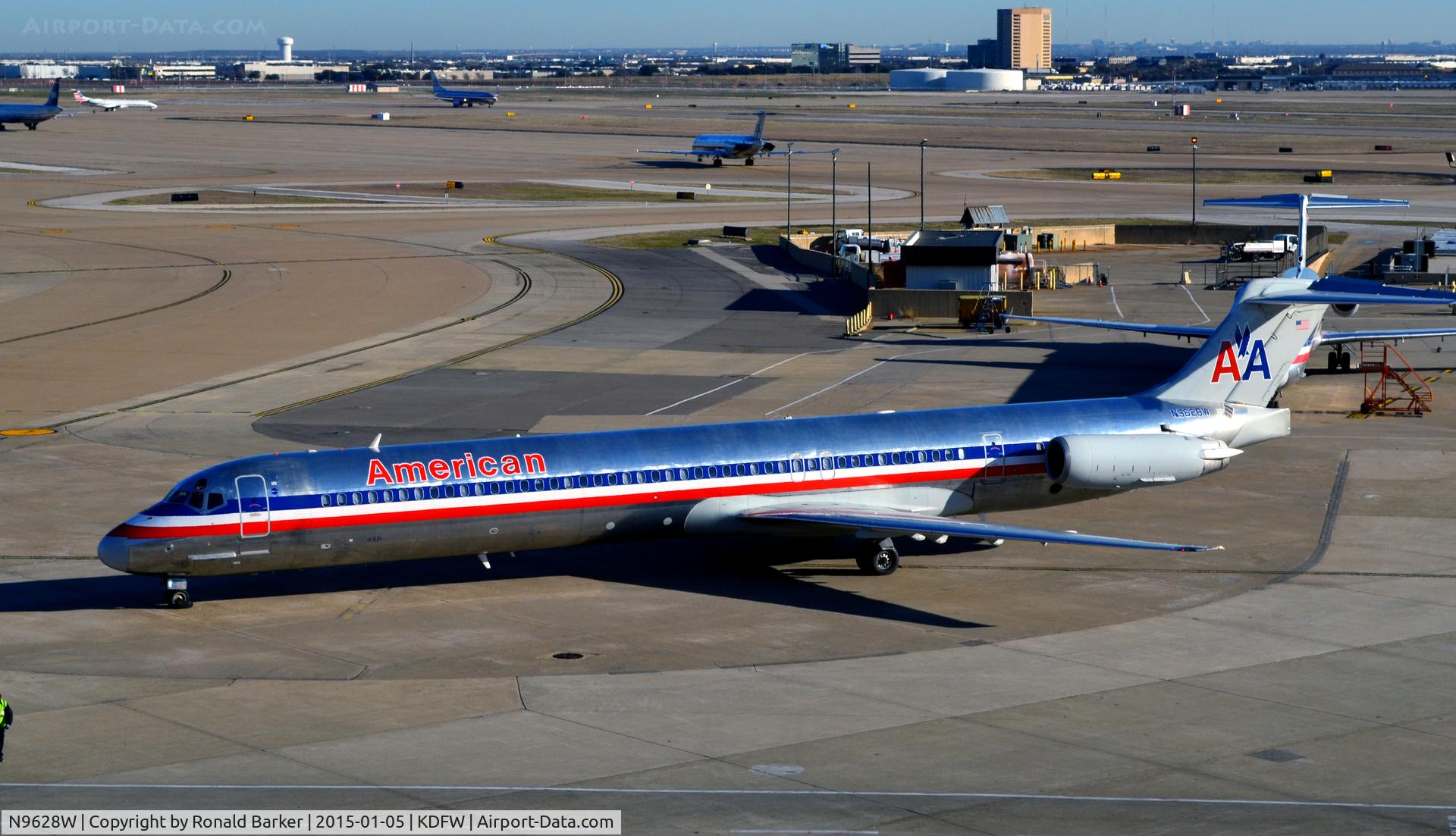 N9628W, 1998 McDonnell Douglas MD-83 (DC-9-83) C/N 53598, Taxi DFW