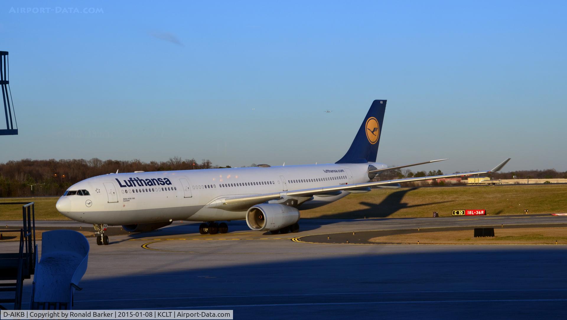 D-AIKB, 2004 Airbus A330-343X C/N 576, Taxi CLT