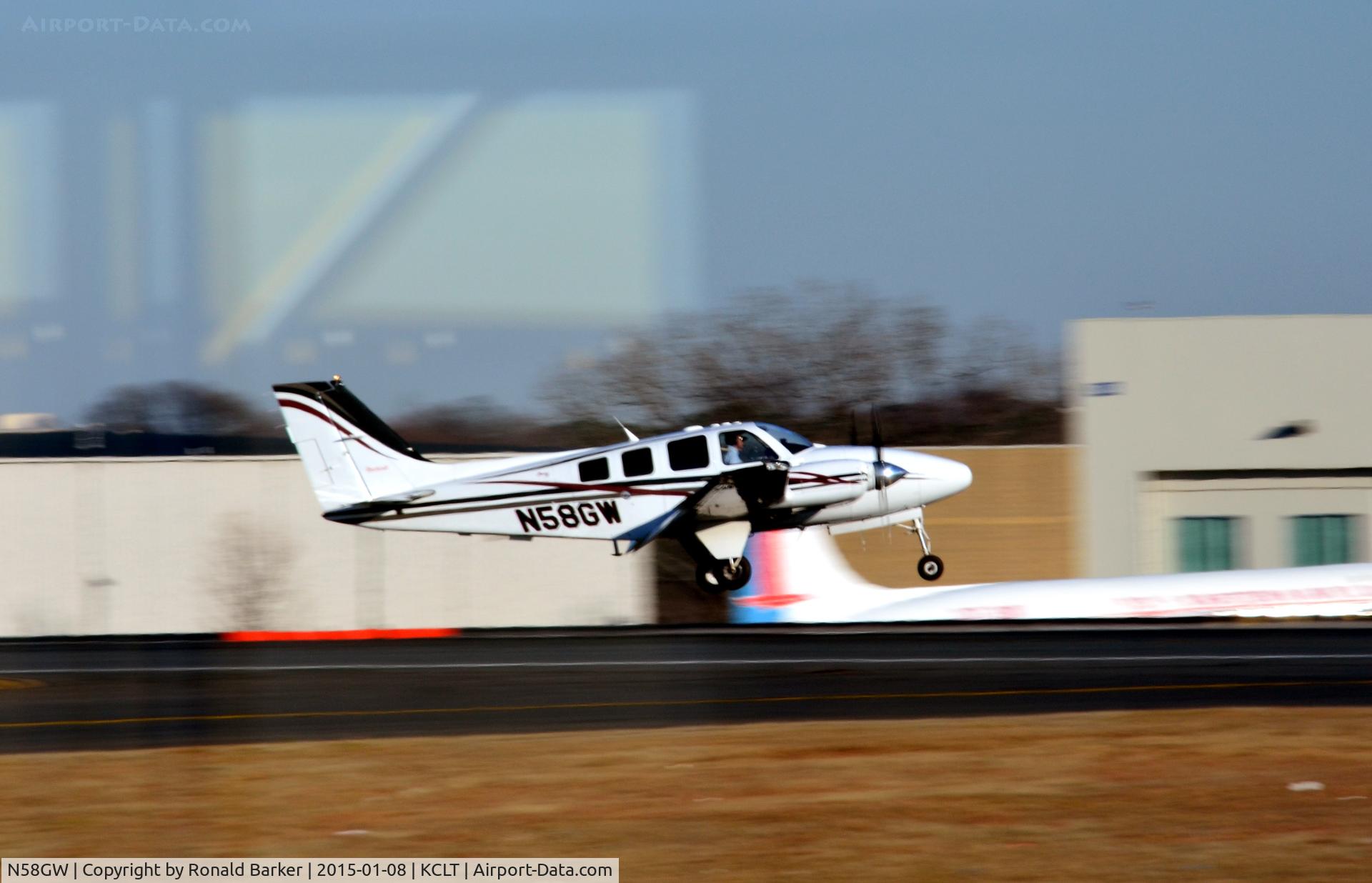 N58GW, Raytheon Aircraft Company 58 C/N TH-2048, Landing CLT