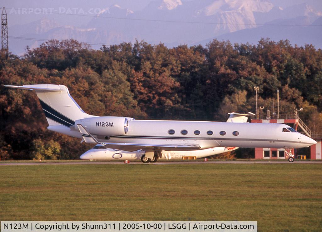 N123M, 2002 Gulfstream Aerospace G-V C/N 667, Ready for take off rwy 23
