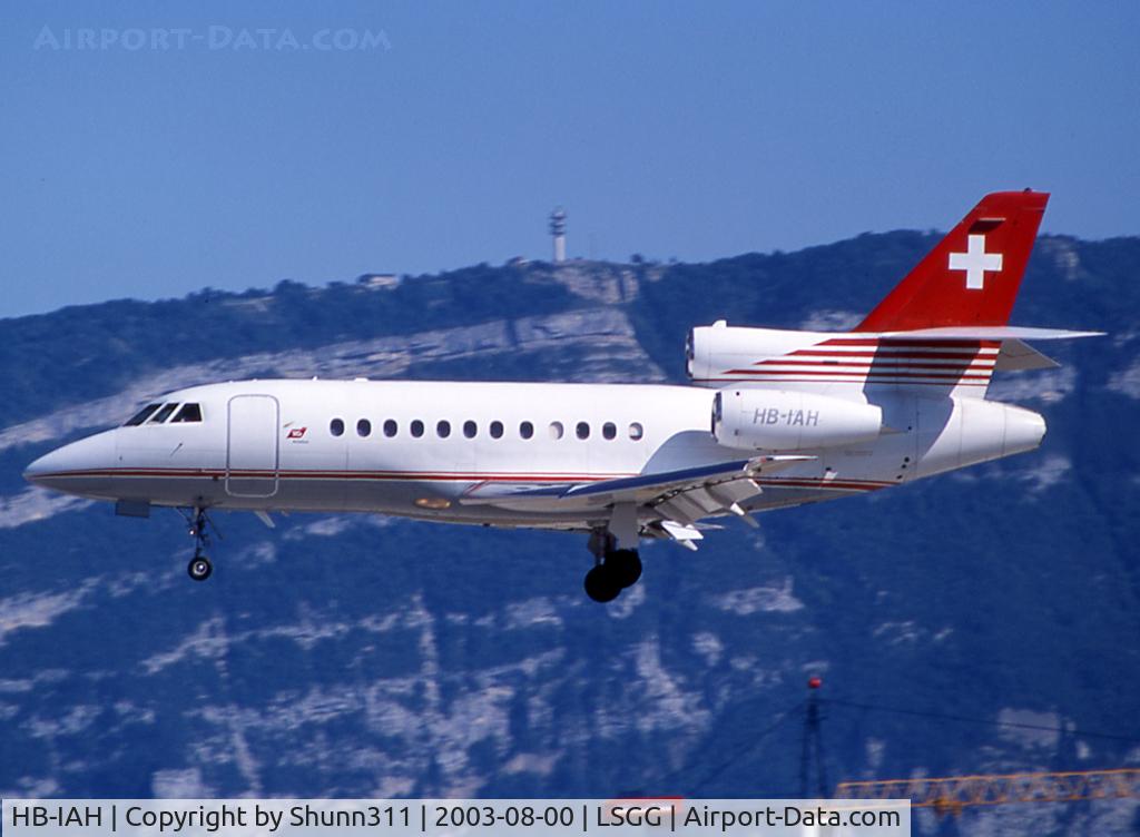 HB-IAH, 1998 Dassault Falcon 900EX C/N 028, Landing rwy 05
