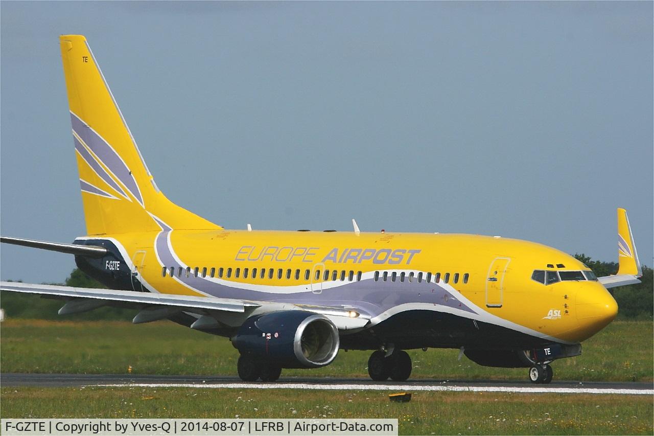 F-GZTE, 1999 Boeing 737-73S C/N 29080, Boeing 737-73S, Taxiing to holding point rwy 25L, Brest-Bretagne Airport (LFRB-BES)