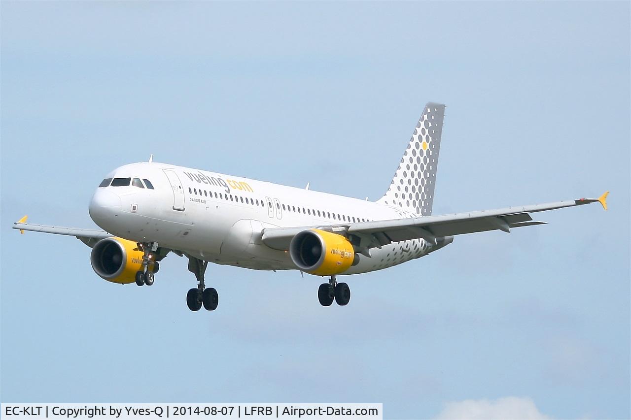 EC-KLT, 2007 Airbus A320-216 C/N 3376, Airbus A320-216, Short approach rwy 25L, Brest-Bretagne Airport (LFRB-BES)