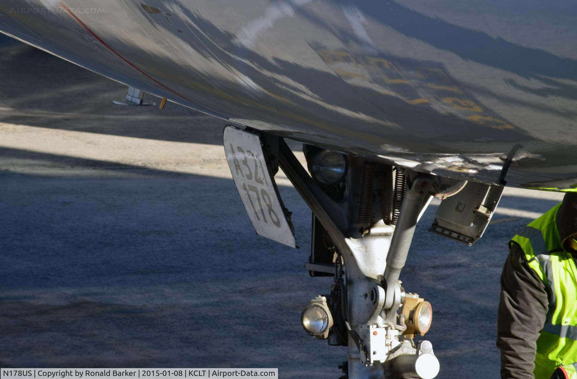 N178US, 2001 Airbus A321-211 C/N 1519, Nose gear CLT