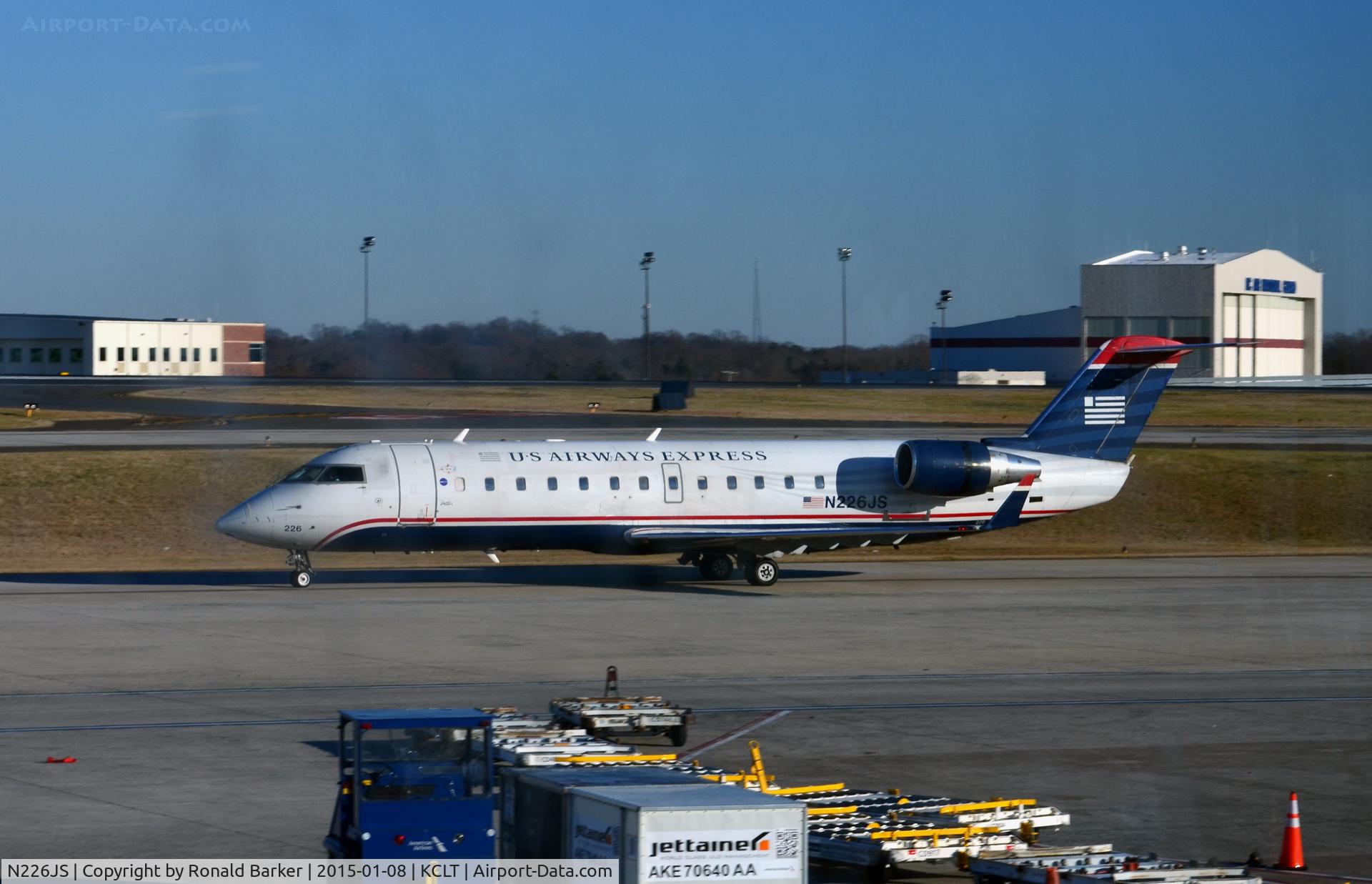 N226JS, 2004 Bombardier CRJ-200ER (CL-600-2B19) C/N 7895, Taxi CLT