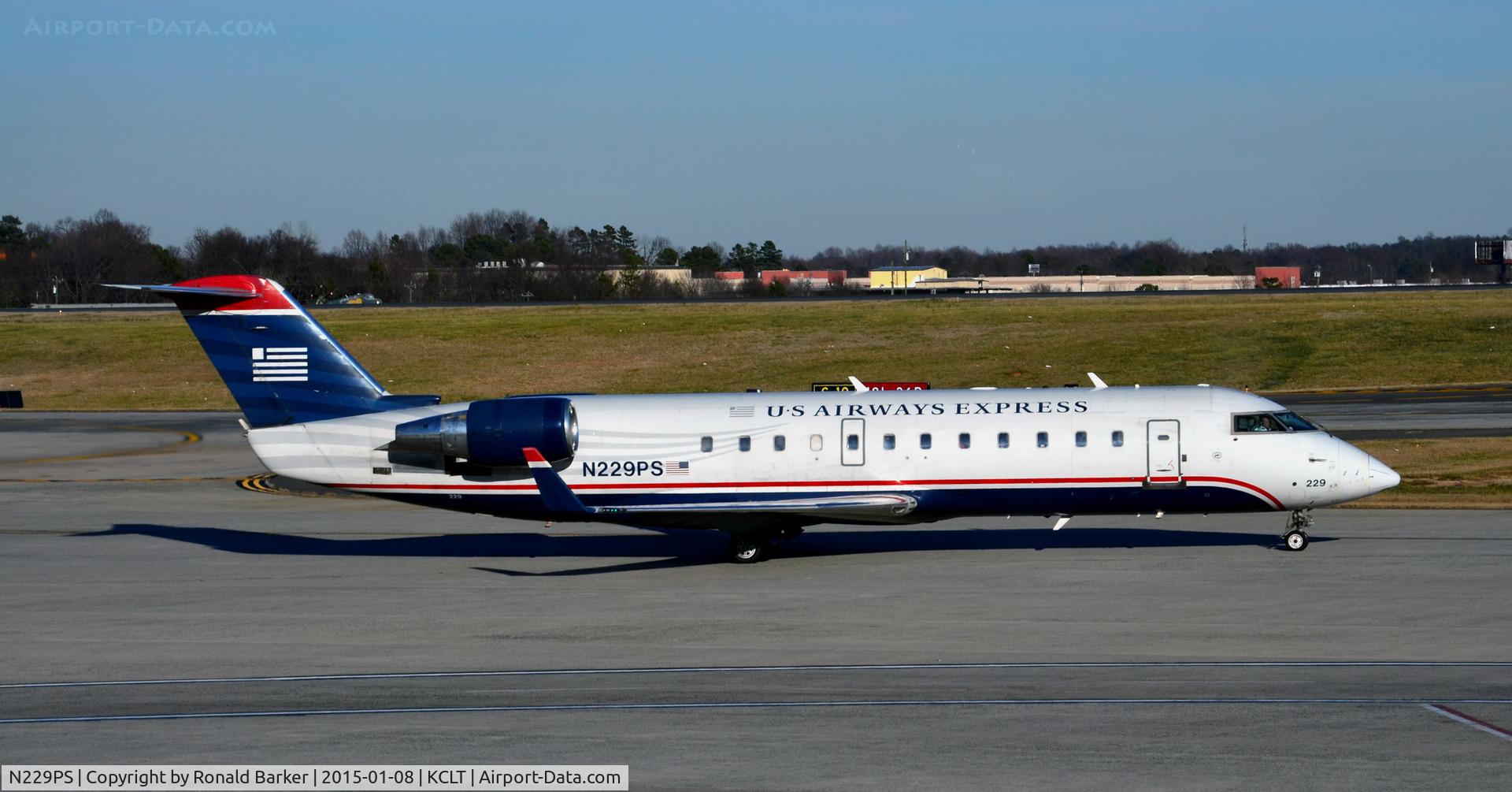 N229PS, 2004 Bombardier CRJ-200ER (CL-600-2B19) C/N 7898, Taxi CLT