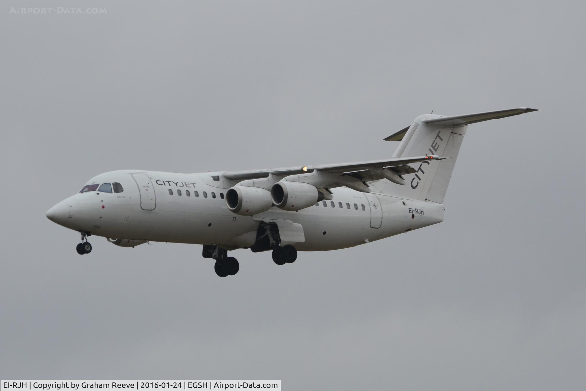 EI-RJH, 1999 BAE Systems Avro 146-RJ85 C/N E.2345, Landing at Norwich.