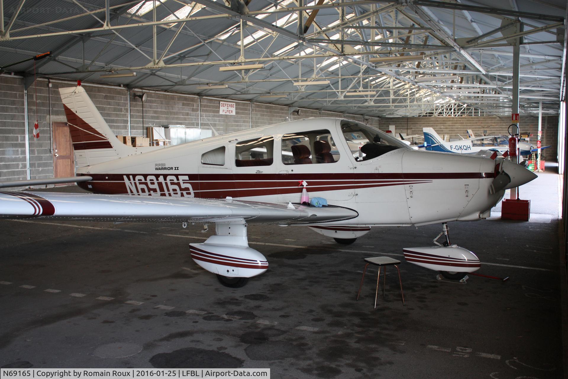 N69165, 1985 Piper PA-28-161 C/N 28-8516060, Parked