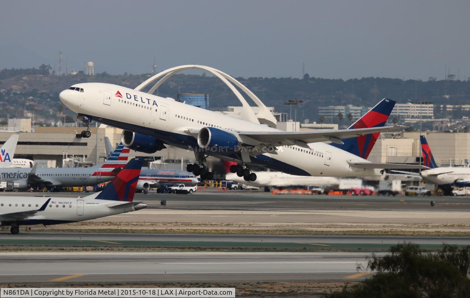 N861DA, 1999 Boeing 777-232 C/N 29952, Delta
