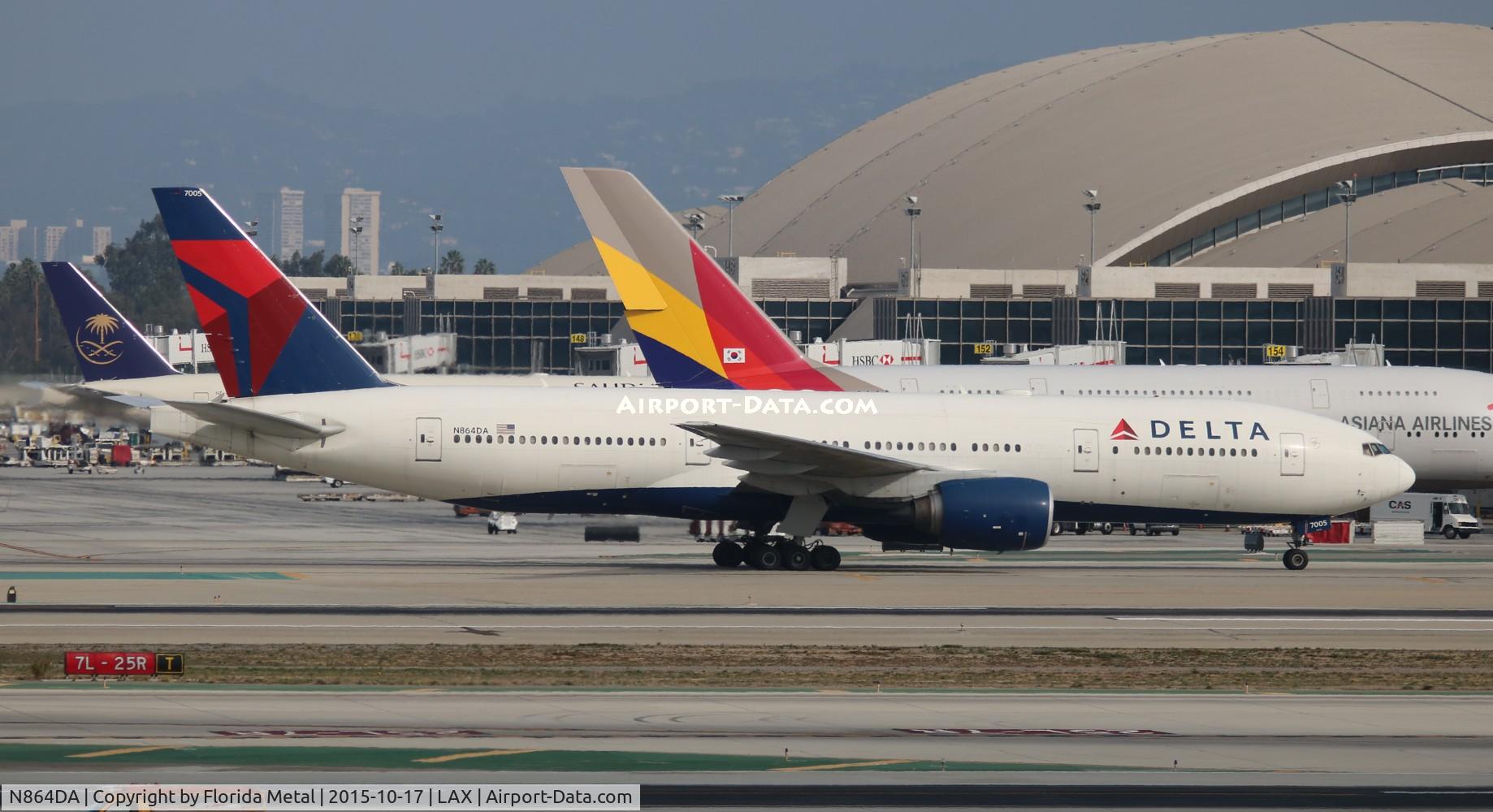 N864DA, 1999 Boeing 777-232 C/N 29736, Delta