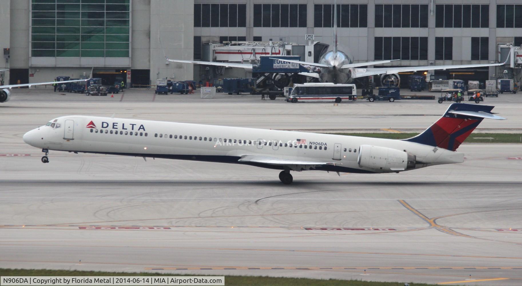 N906DA, 1995 McDonnell Douglas MD-90-30 C/N 53386, Delta