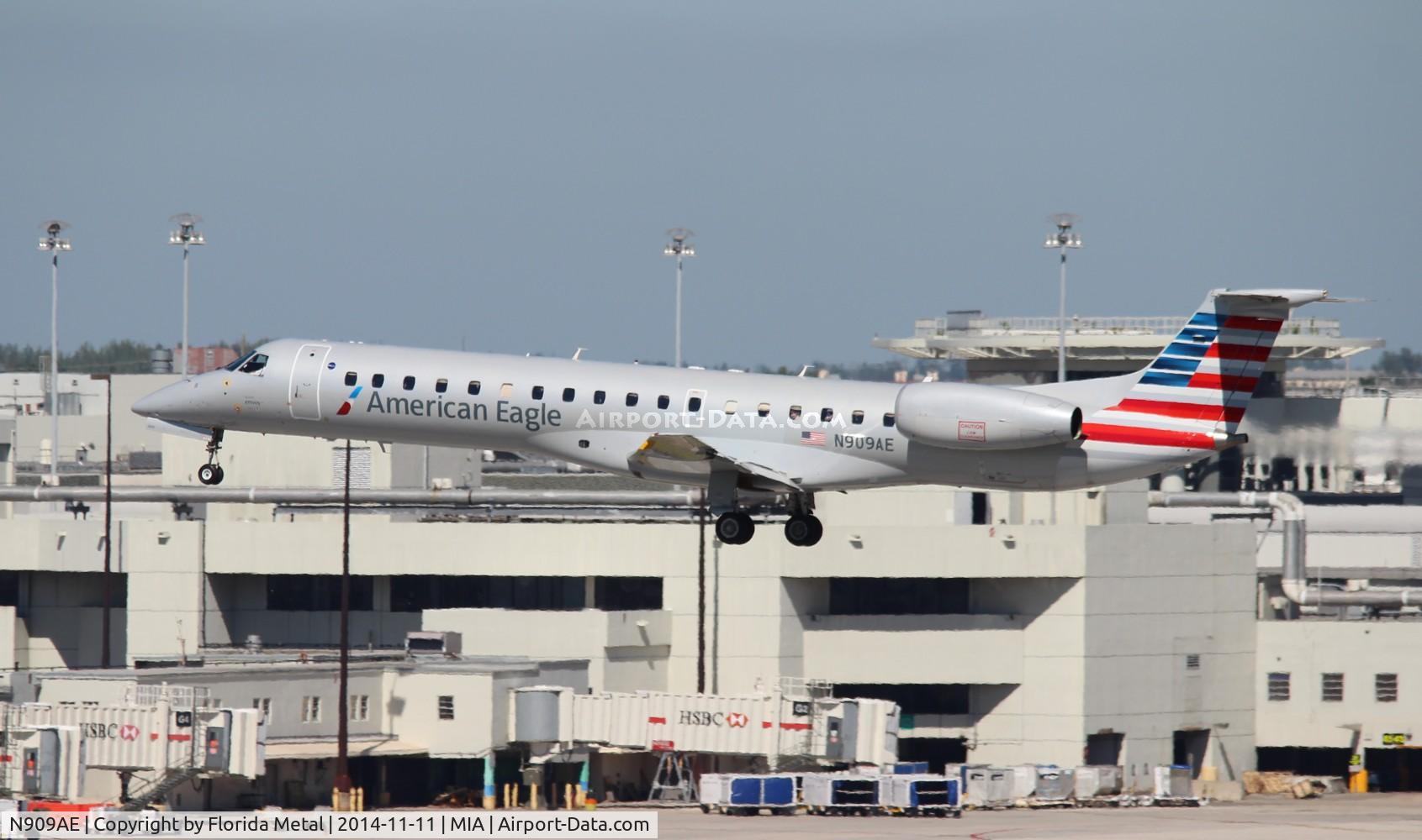 N909AE, 2005 Embraer ERJ-145LR (EMB-145LR) C/N 14500899, American Eagle