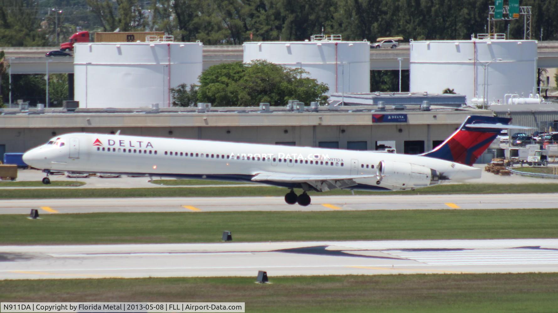 N911DA, 1995 McDonnell Douglas MD-90-30 C/N 53391, Delta
