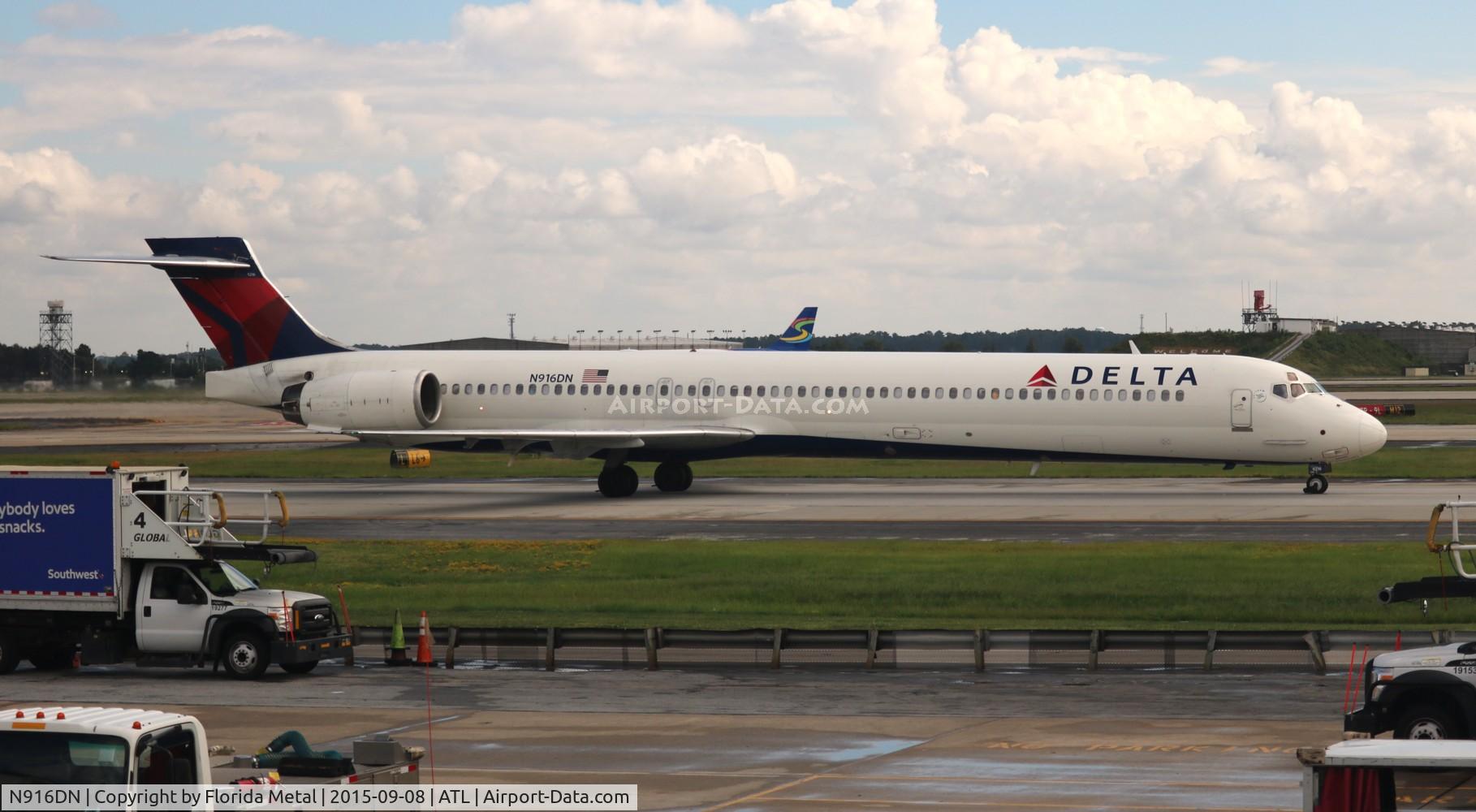 N916DN, 1996 McDonnell Douglas MD-90-30 C/N 53396, Delta