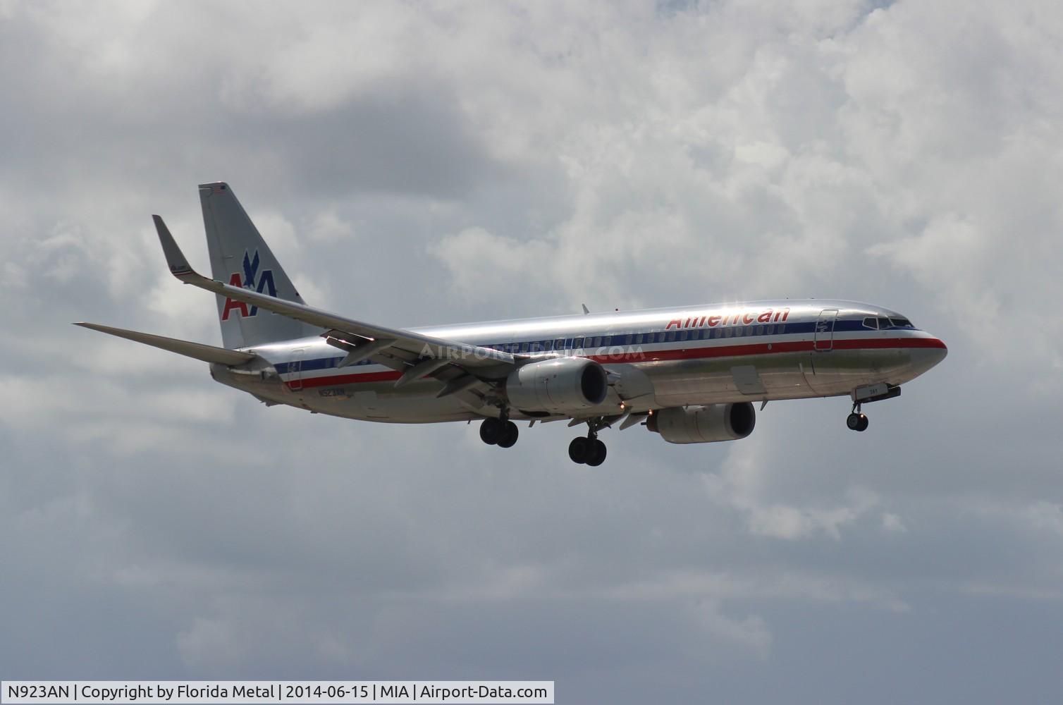 N923AN, 1999 Boeing 737-823 C/N 29524, American