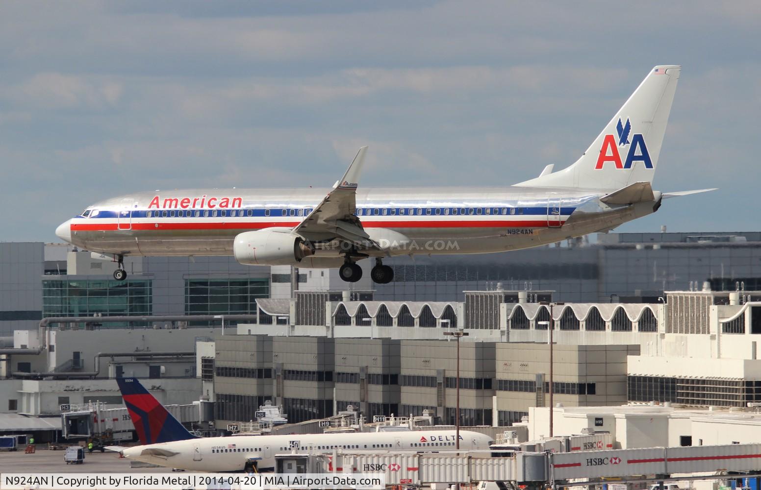 N924AN, 1999 Boeing 737-823 C/N 29525, American