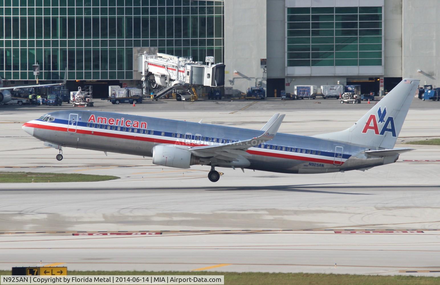 N925AN, 1999 Boeing 737-823 C/N 29526, American