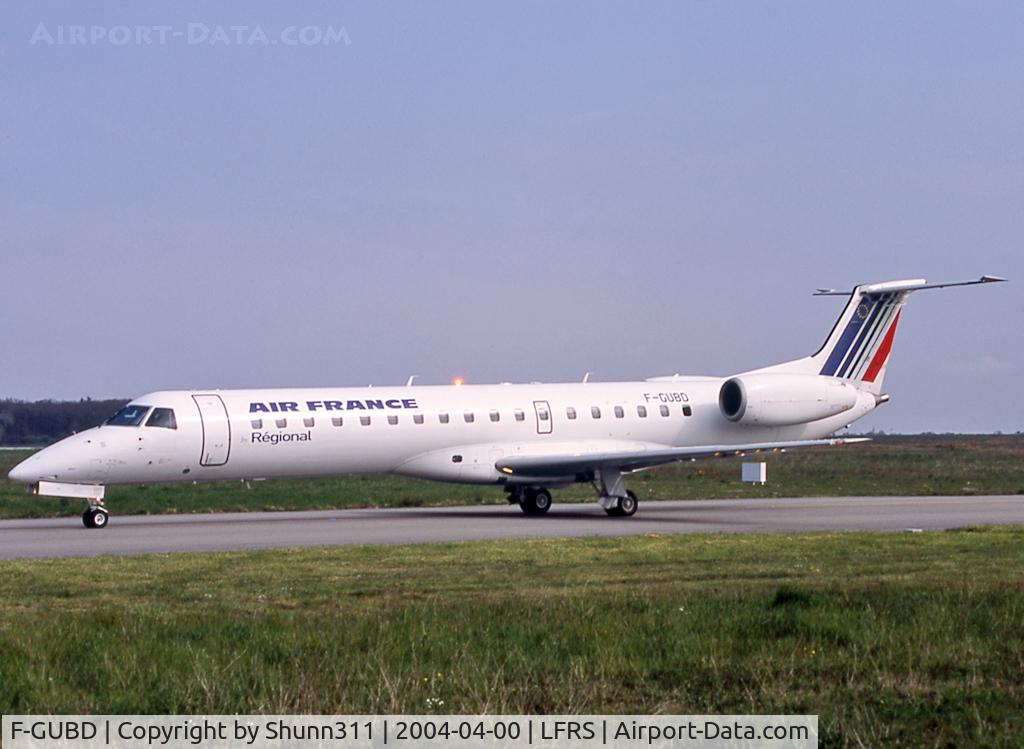 F-GUBD, 2000 Embraer ERJ-145LR (EMB-145LR) C/N 145333, Taxiing holding point rwy 21 for departure...