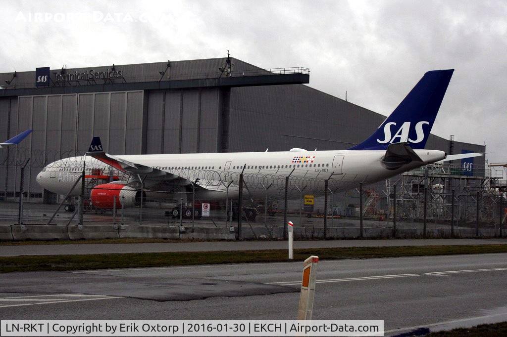 LN-RKT, 2016 Airbus A330-343E C/N 1697, Brand-new A330E delivered yesterday (29JAN16). Sorry about the fence.