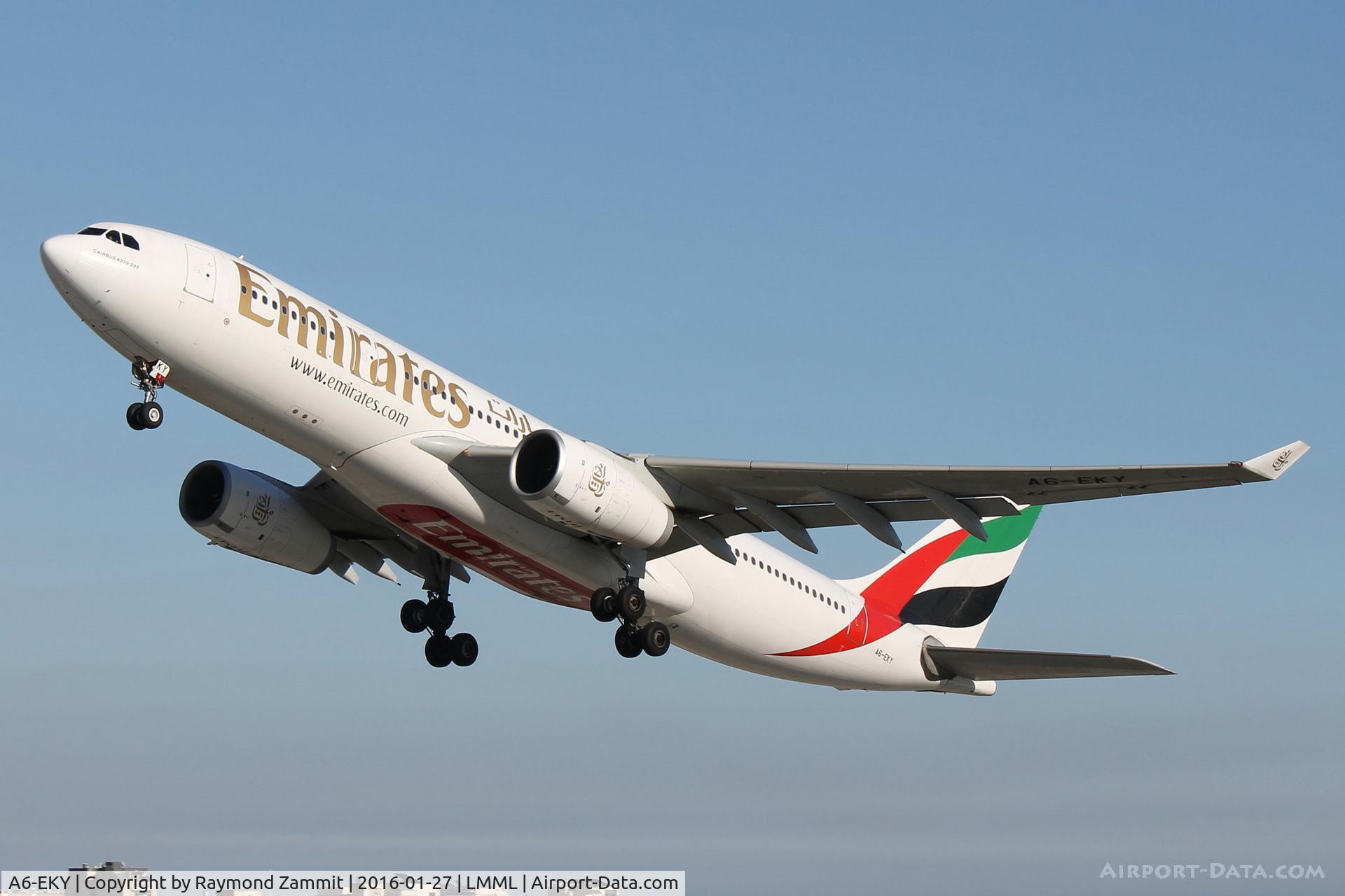 A6-EKY, 2000 Airbus A330-243 C/N 328, A330 A6-EKY Emirates Airlines