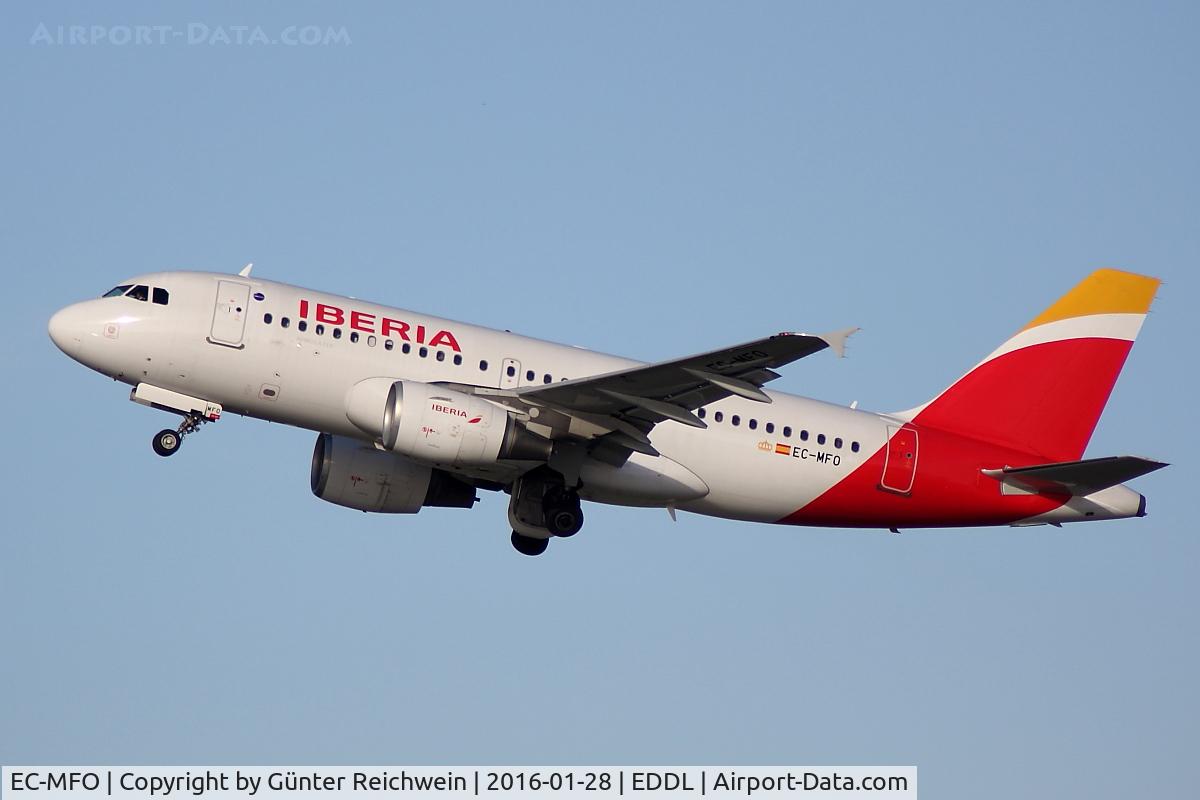 EC-MFO, 1999 Airbus A319-111 C/N 938, Climbing
