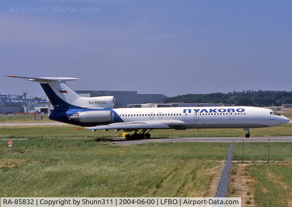 RA-85832, 1992 Tupolev Tu-154M C/N 92A908, Taxiing holding point rwy 14L for departure...