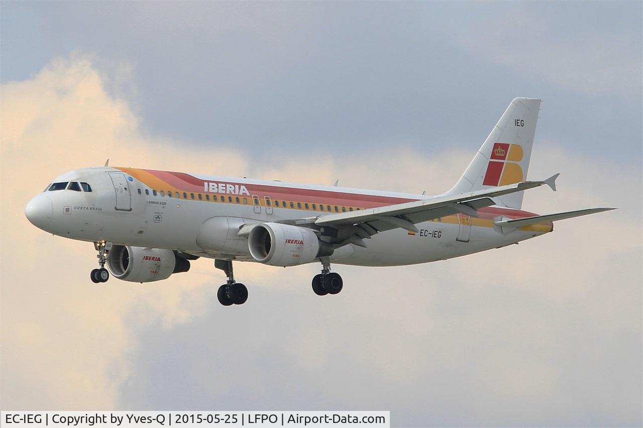 EC-IEG, 2001 Airbus A320-214 C/N 1674, Airbus A320-214, Short approach rwy 26, Paris-Orly airport (LFPO-ORY)