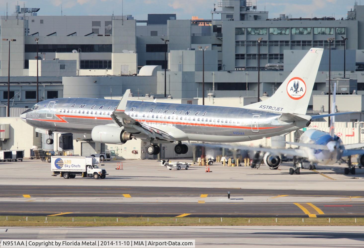 N951AA, 2000 Boeing 737-823 C/N 29538, American retro