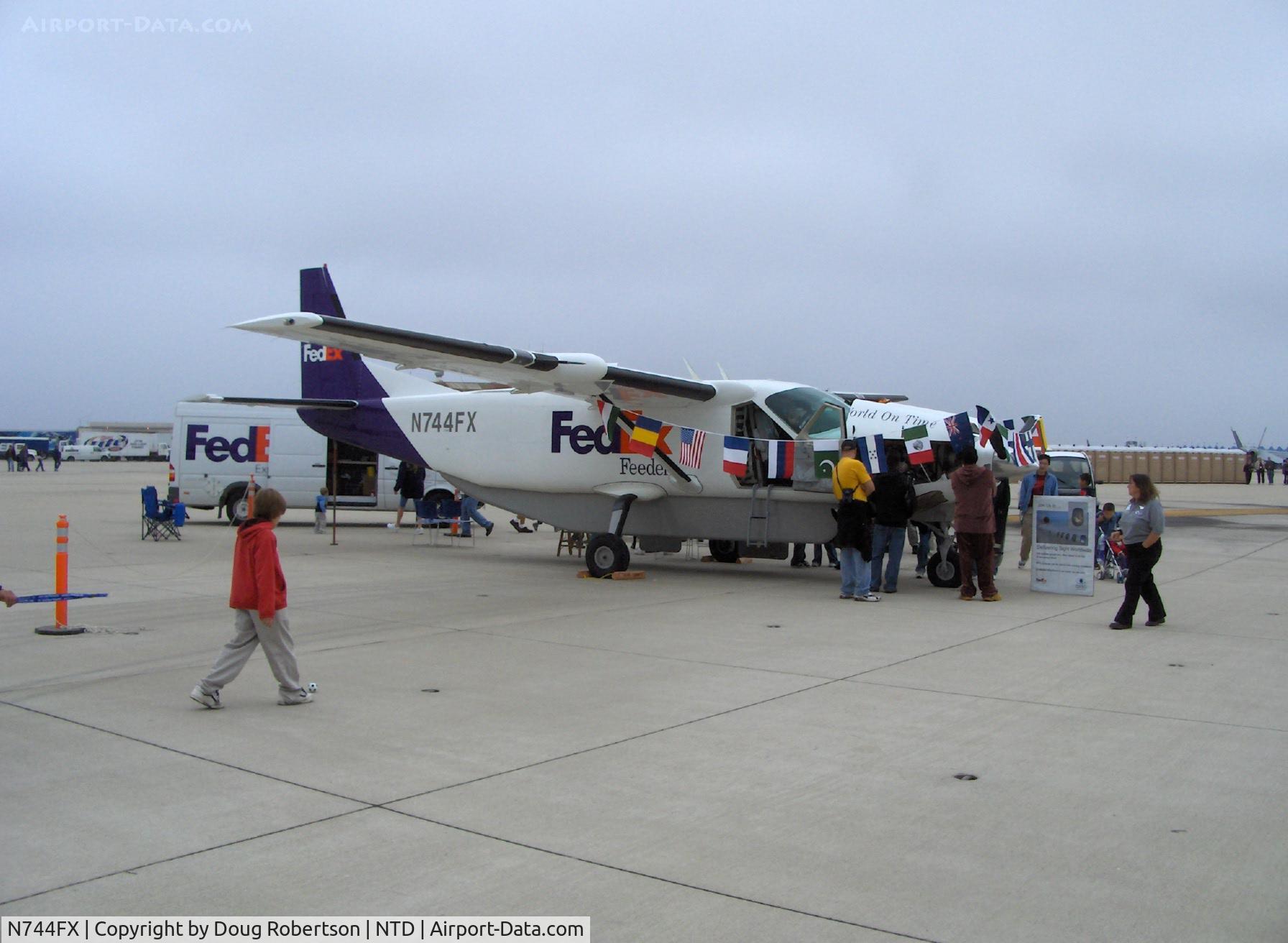 N744FX, 1995 Cessna 208B Super Cargomaster C/N 208B0492, 1995 Cessna 208B CARAVAN I Turboprop P & W PT6A-114 600 shp. FEDEX freighter