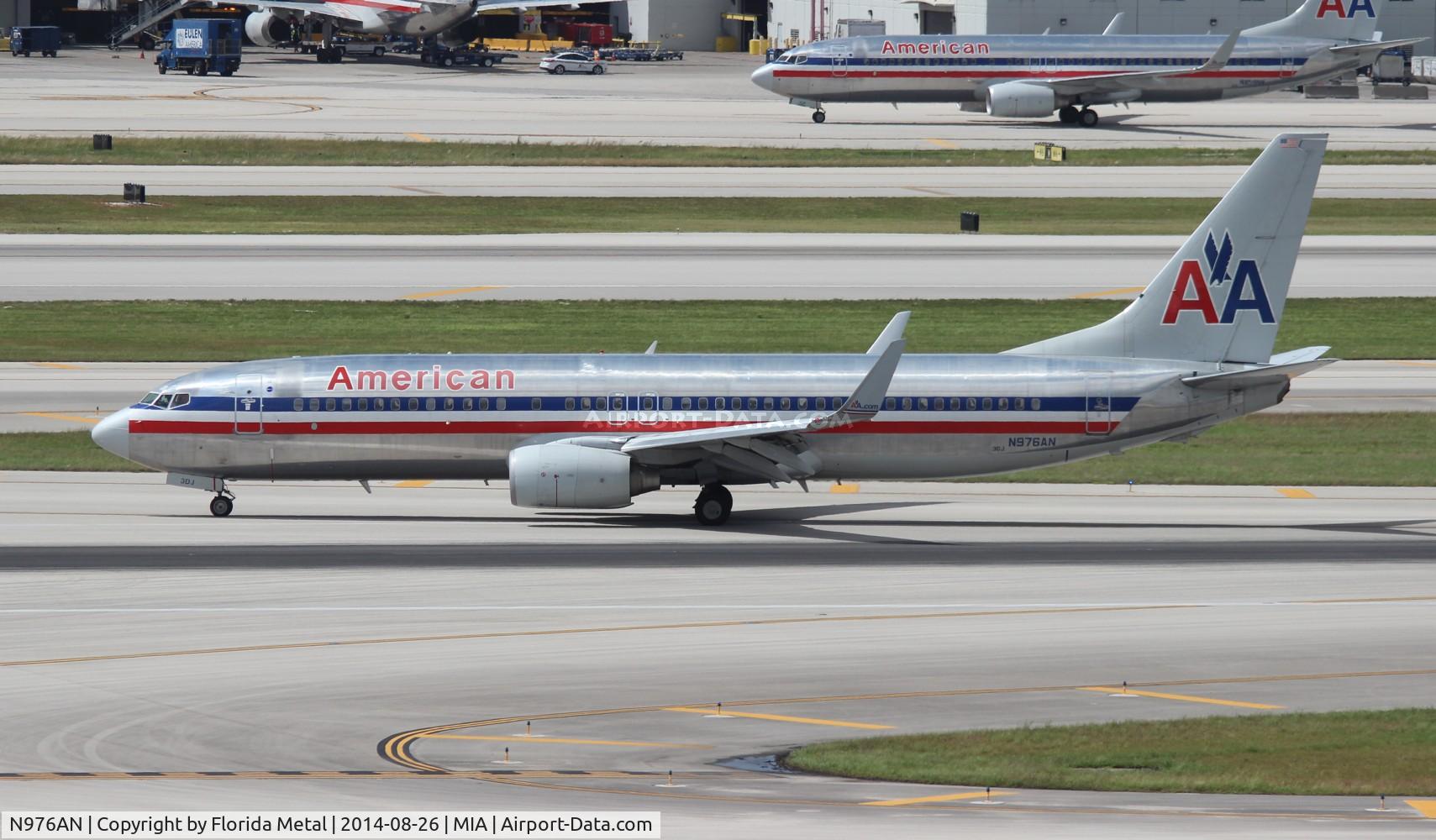 N976AN, 2001 Boeing 737-823 C/N 30099, American