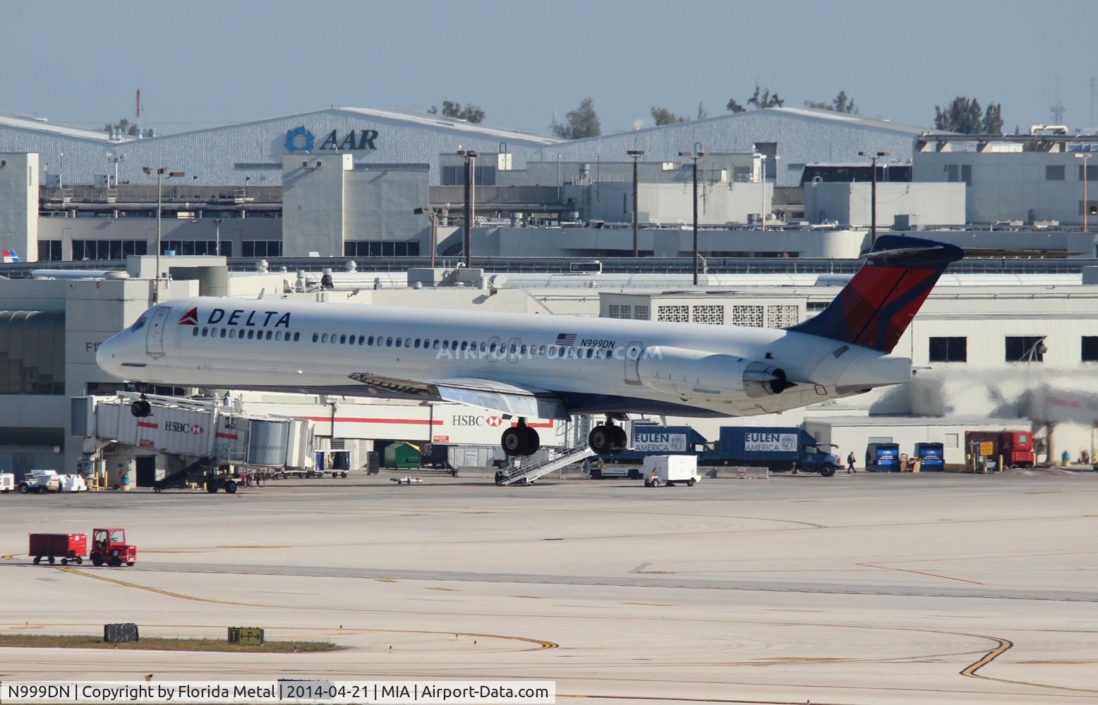 N999DN, 1992 McDonnell Douglas MD-88 C/N 53371, Delta