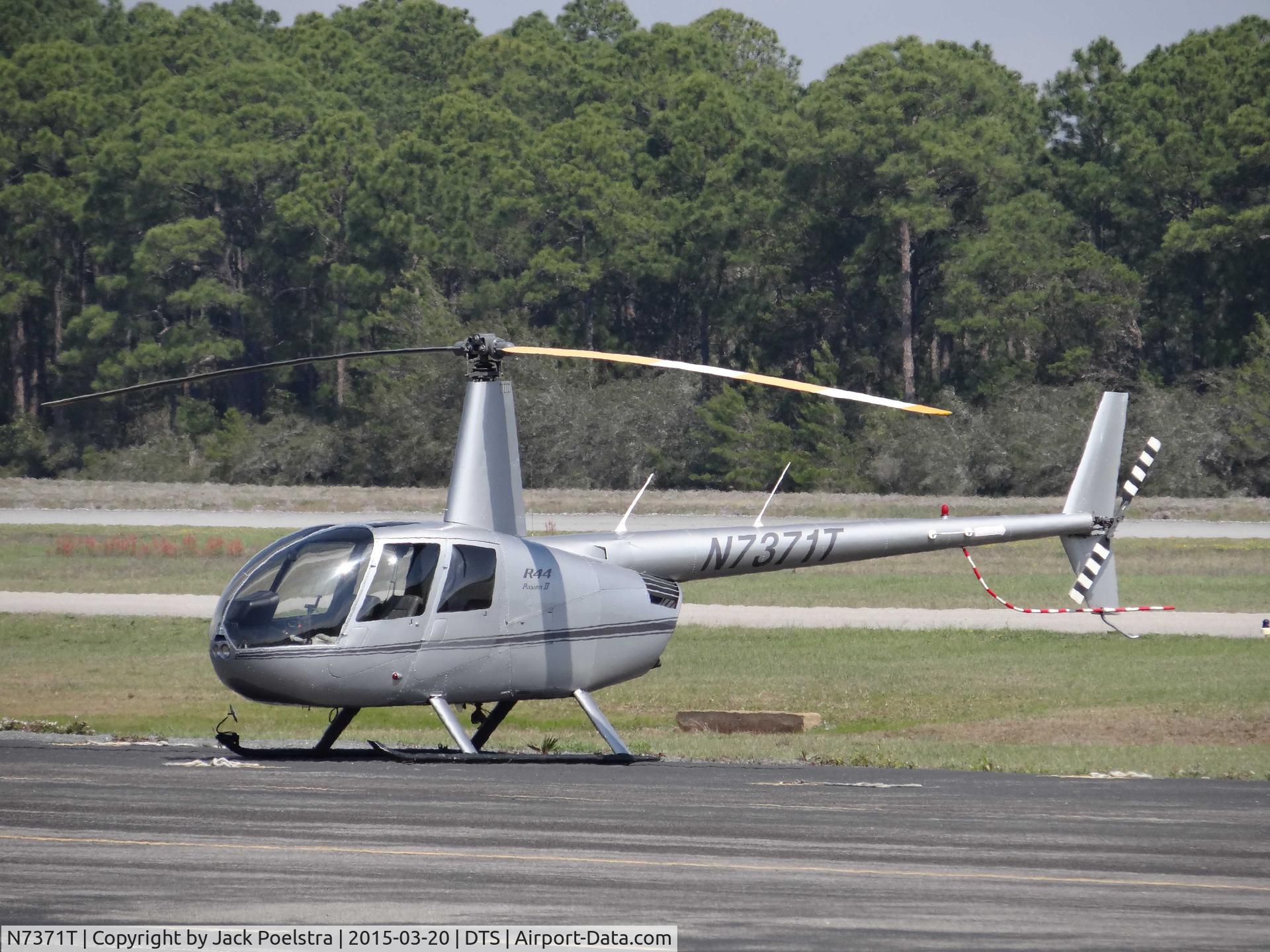 N7371T, 2004 Robinson R44 II C/N 10563, N7371T on Destin- Ft Walton Beach airport Fla.