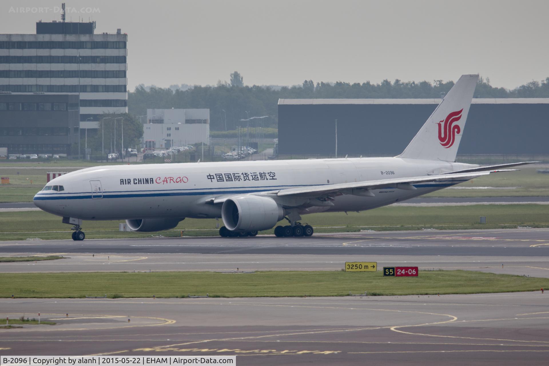 B-2096, 2014 Boeing 777-FFT C/N 44679, Taxying for departure