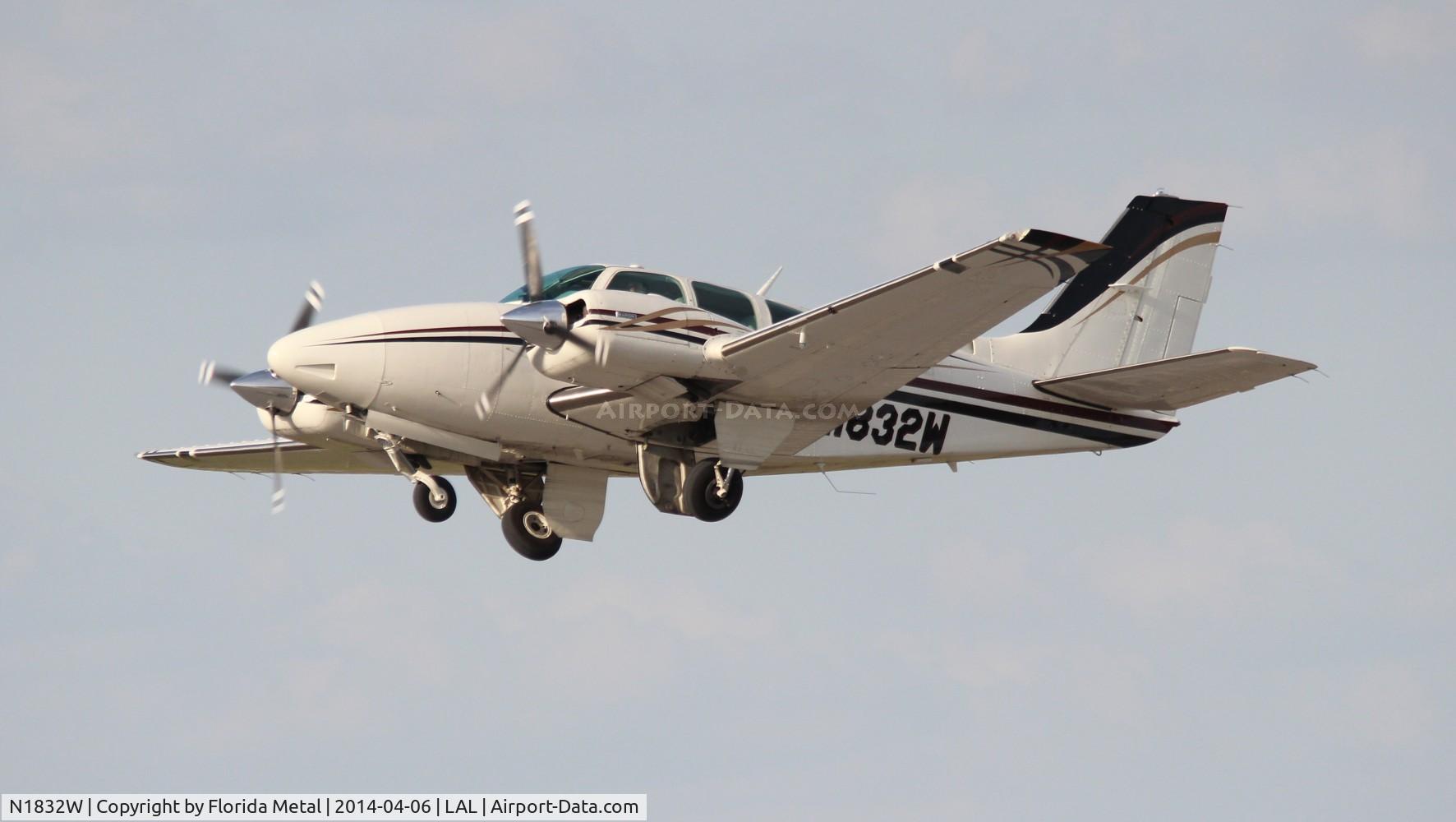 N1832W, 1972 Beech E-55 Baron C/N TE-882, Beech E55 Baron