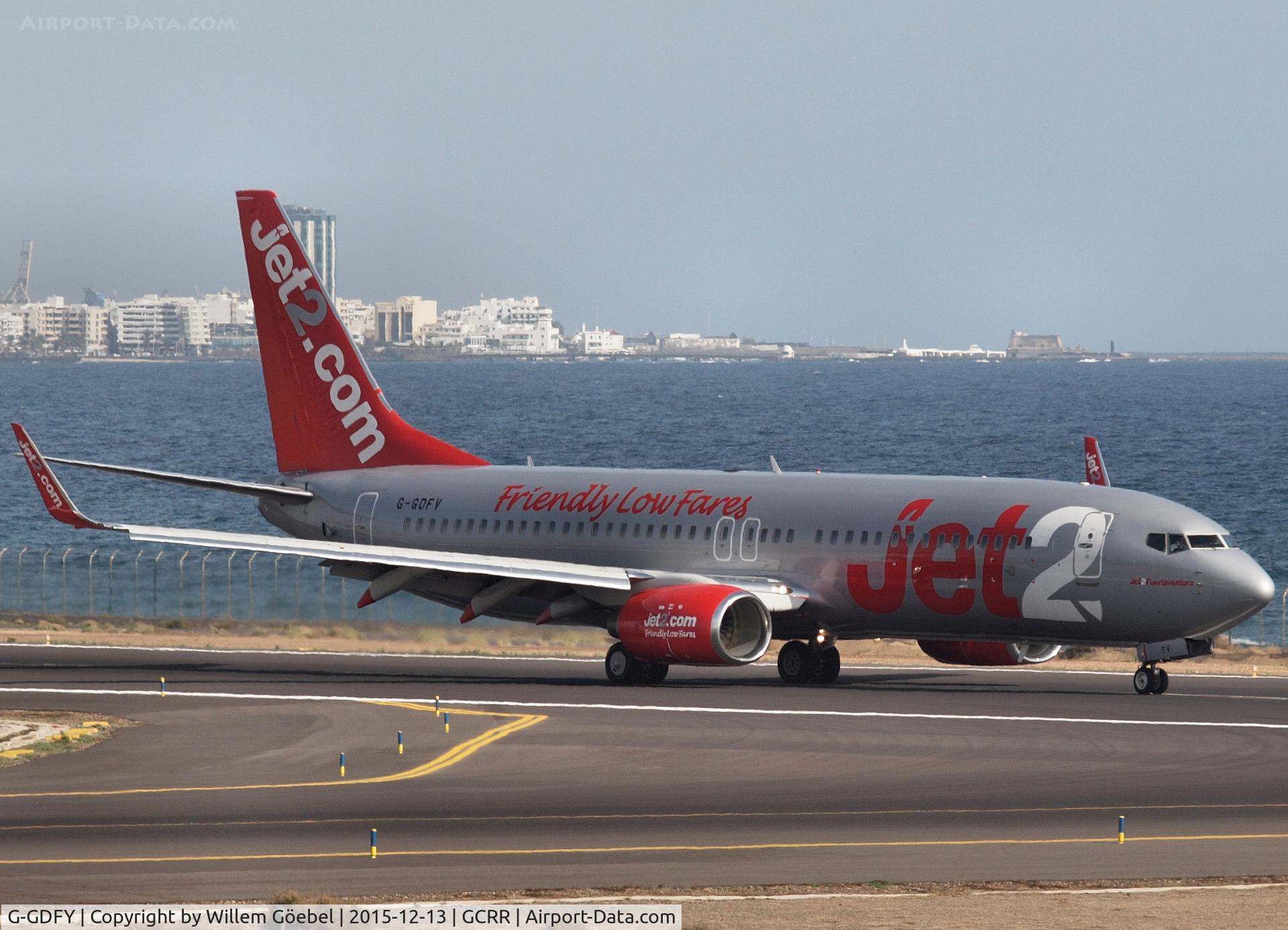 G-GDFY, 2001 Boeing 737-86Q C/N 30278, Taxi to the gate of airport of Lanzarote