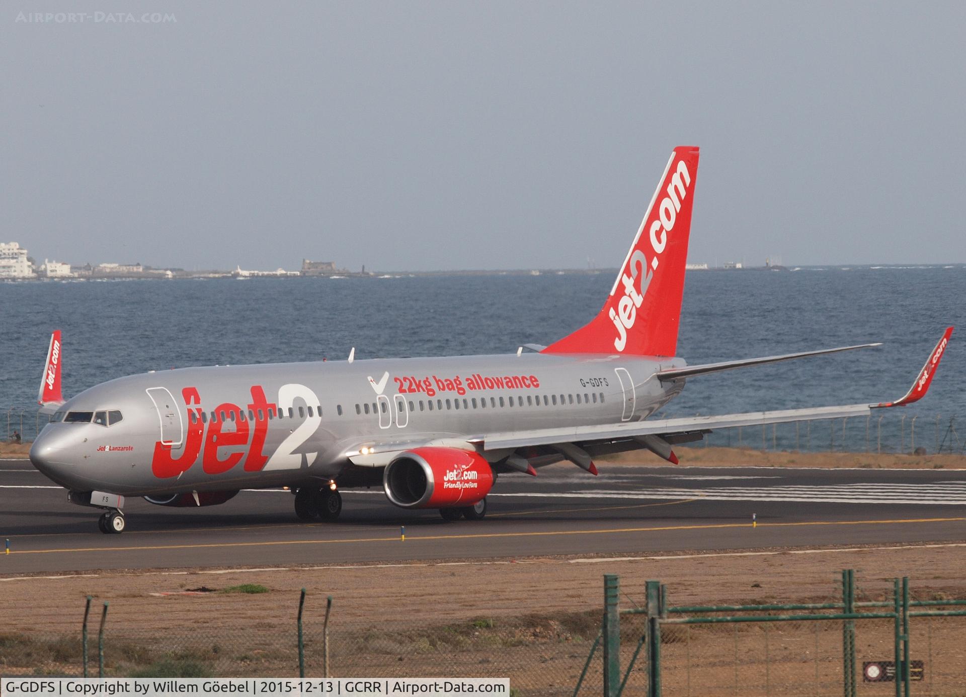 G-GDFS, 2001 Boeing 737-86N C/N 32243, Taxi to the gate of airport of Lanzarote
