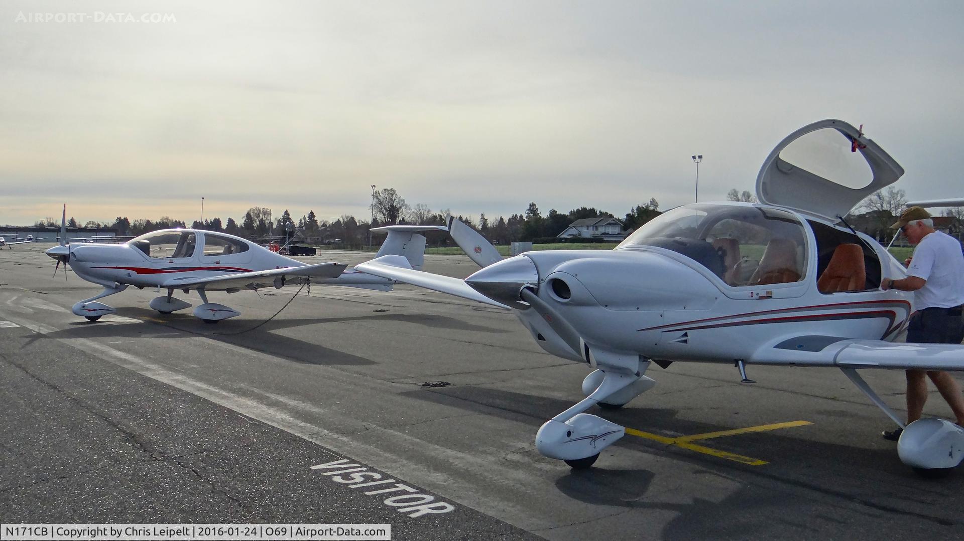 N171CB, 2008 Diamond DA-40 Diamond Star C/N 40.969, Reid Hillview-based 2008 Diamond Star 40 parked on the transient ramp with another DA40 at Petaluma Municipal Airport, Petaluma, CA.